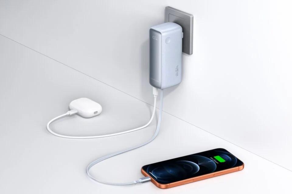 3台同時に充電OK。ケーブルとコンセント一体型のモバイルバッテリー