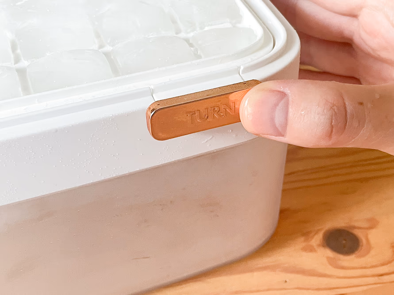 くるんっ」と落とすだけ。Amazonで見つけた製氷皿で、氷づくりの