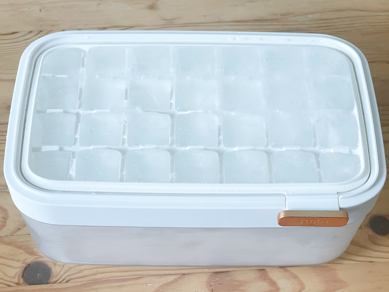 くるんっ」と落とすだけ。Amazonで見つけた製氷皿で、氷づくりの