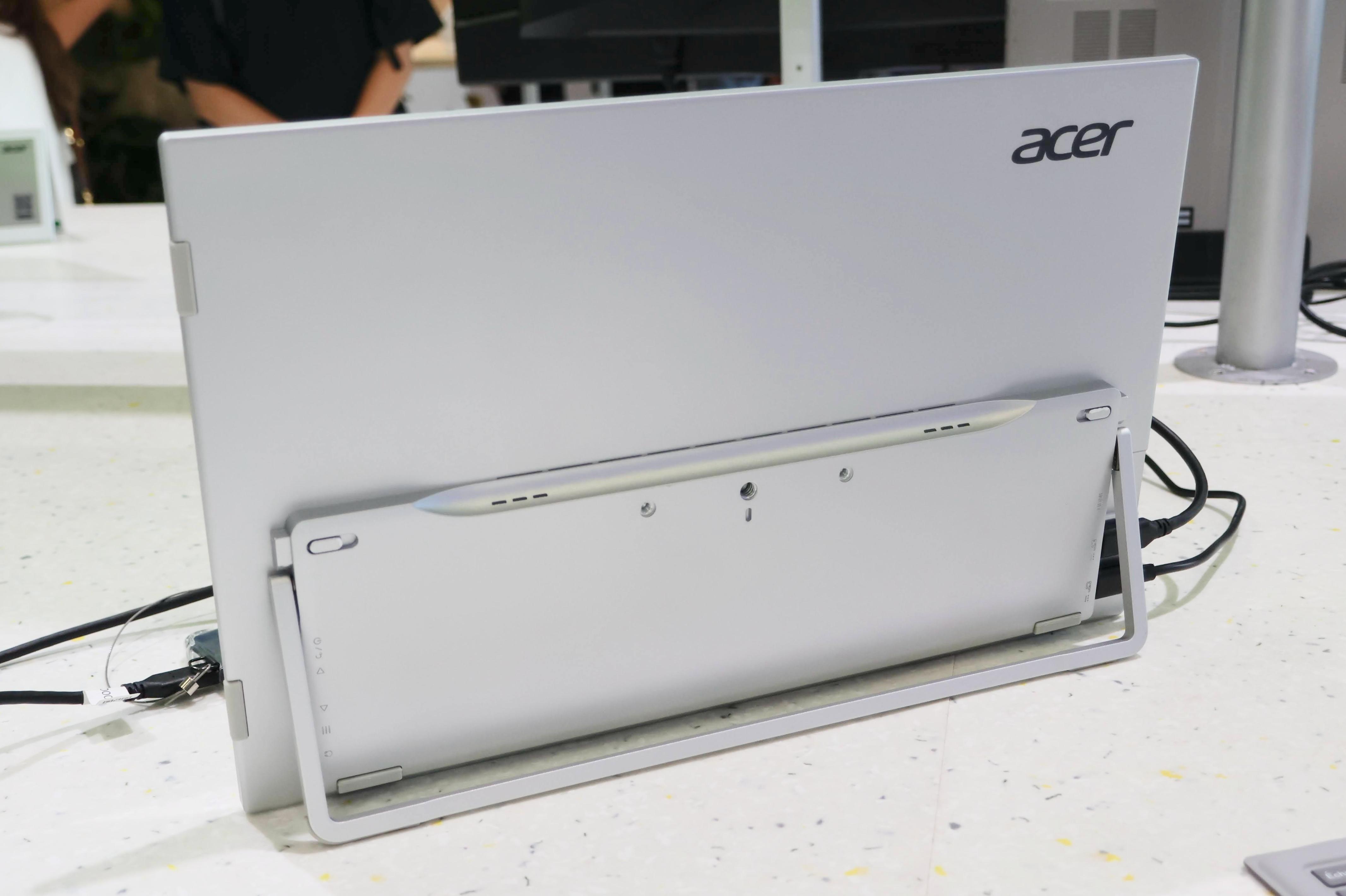 ケーブル1本でスマホが「Surface風」に。画面＋キーボードのハッピー