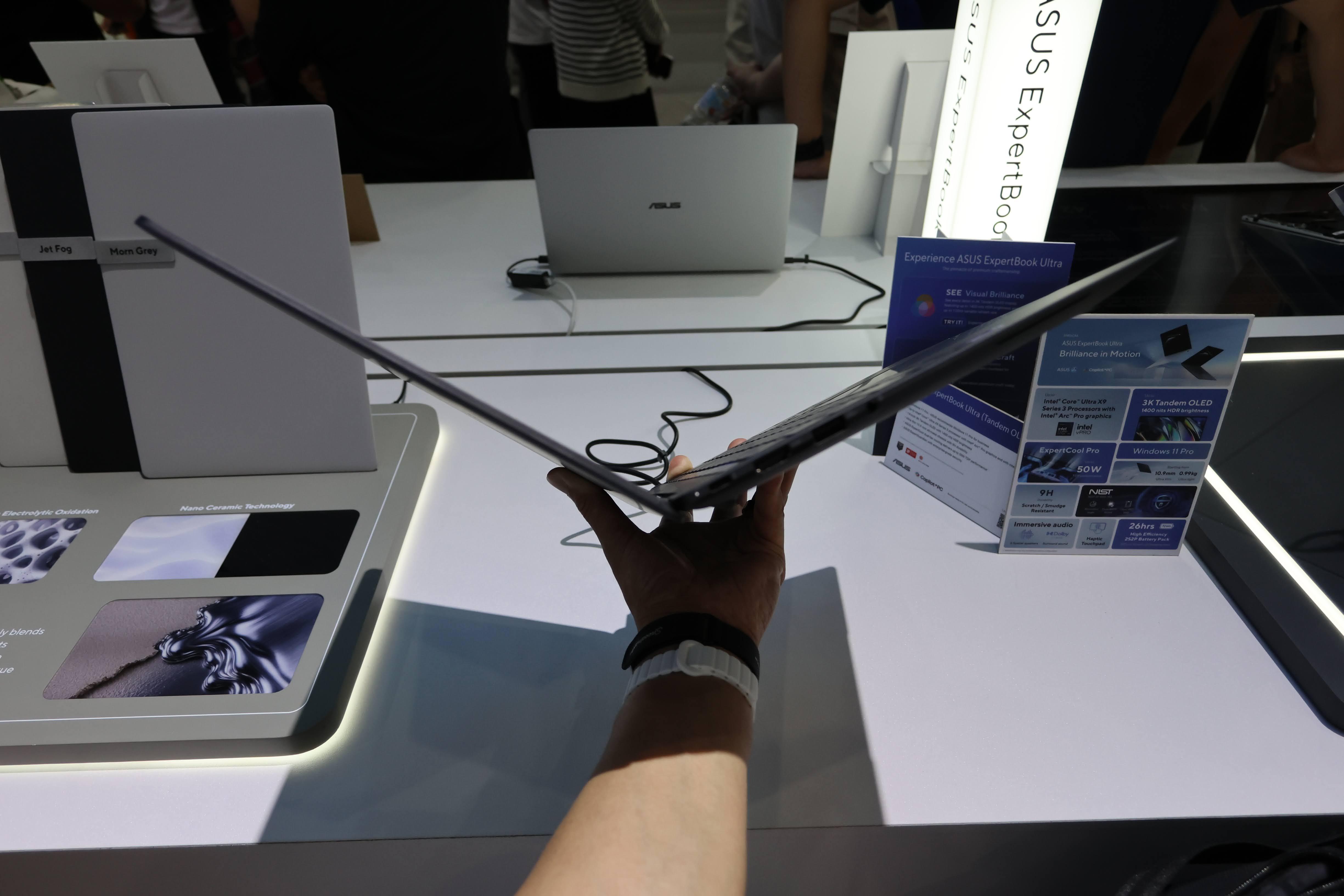 ギャップありすぎ！ ASUSの新型ノートが外観からは想像できない