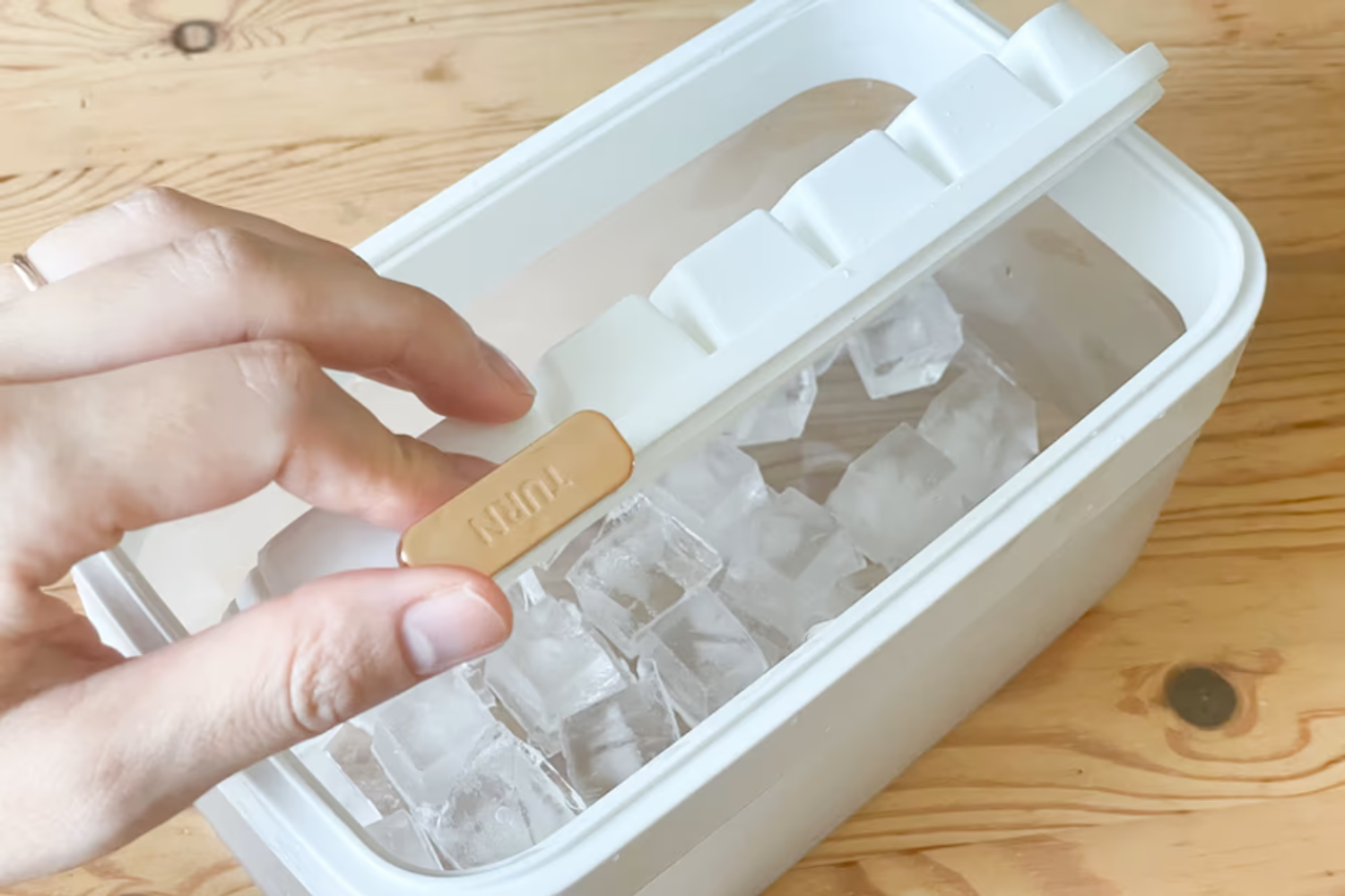 くるんっ」と落とすだけ。Amazonで見つけた製氷皿で、氷づくりの
