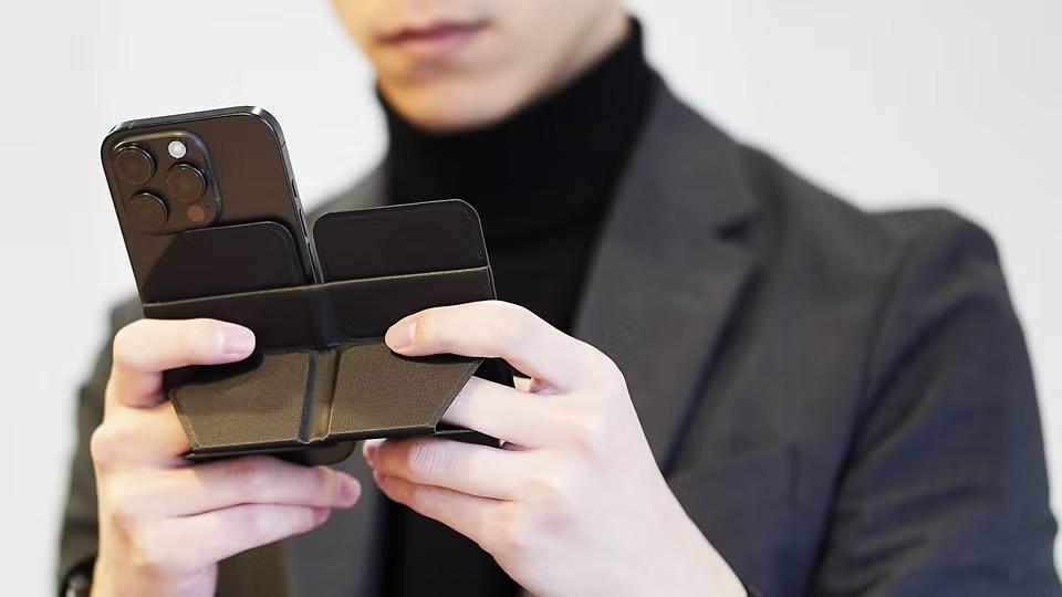 大きすぎず邪魔にならず。秒で折り畳めるカード型スマホスタンドが想像