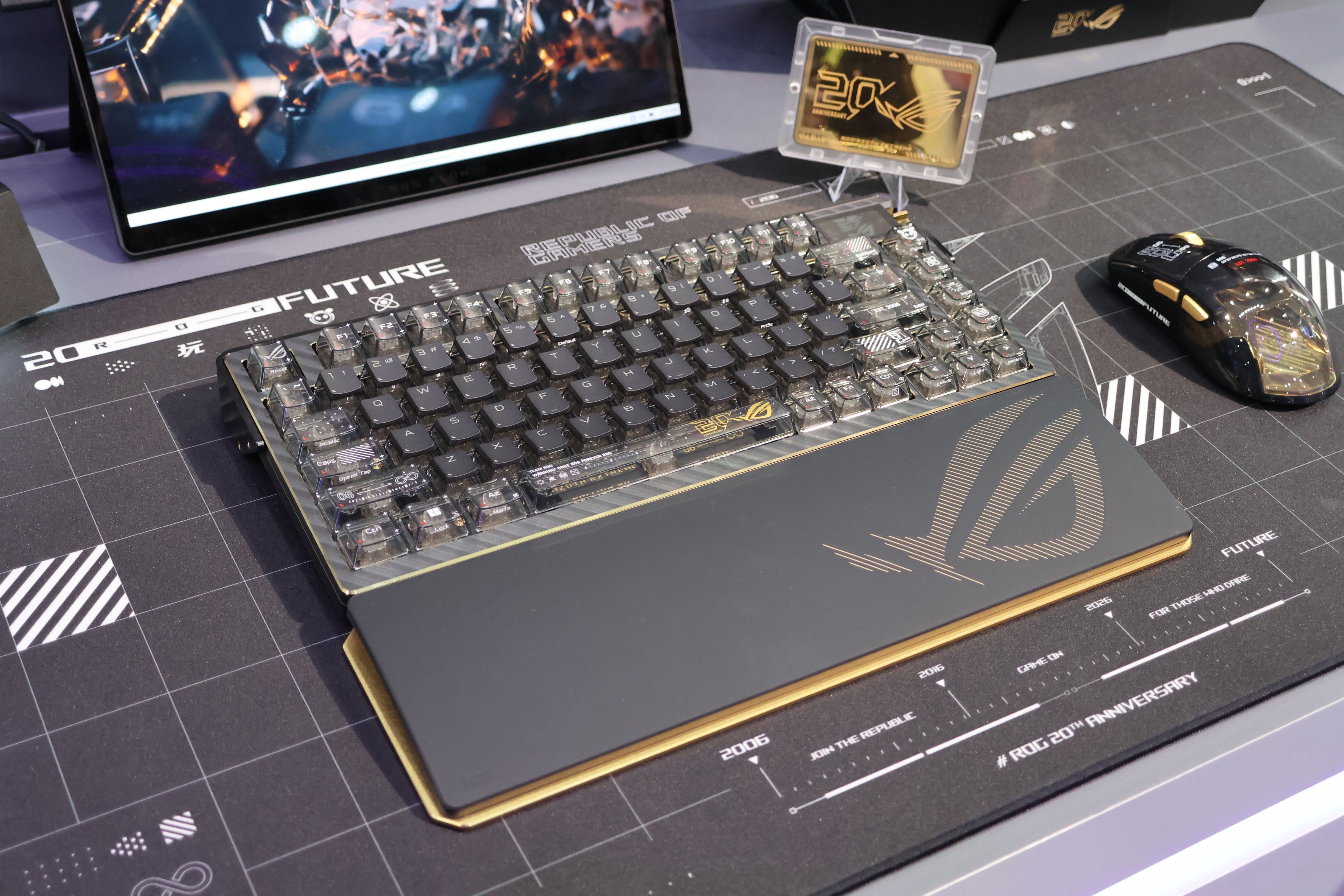 ギズモ（激レア）残り一体 カッコよさが限凸。アルミにガスケットに24金まで備えたキーボードって