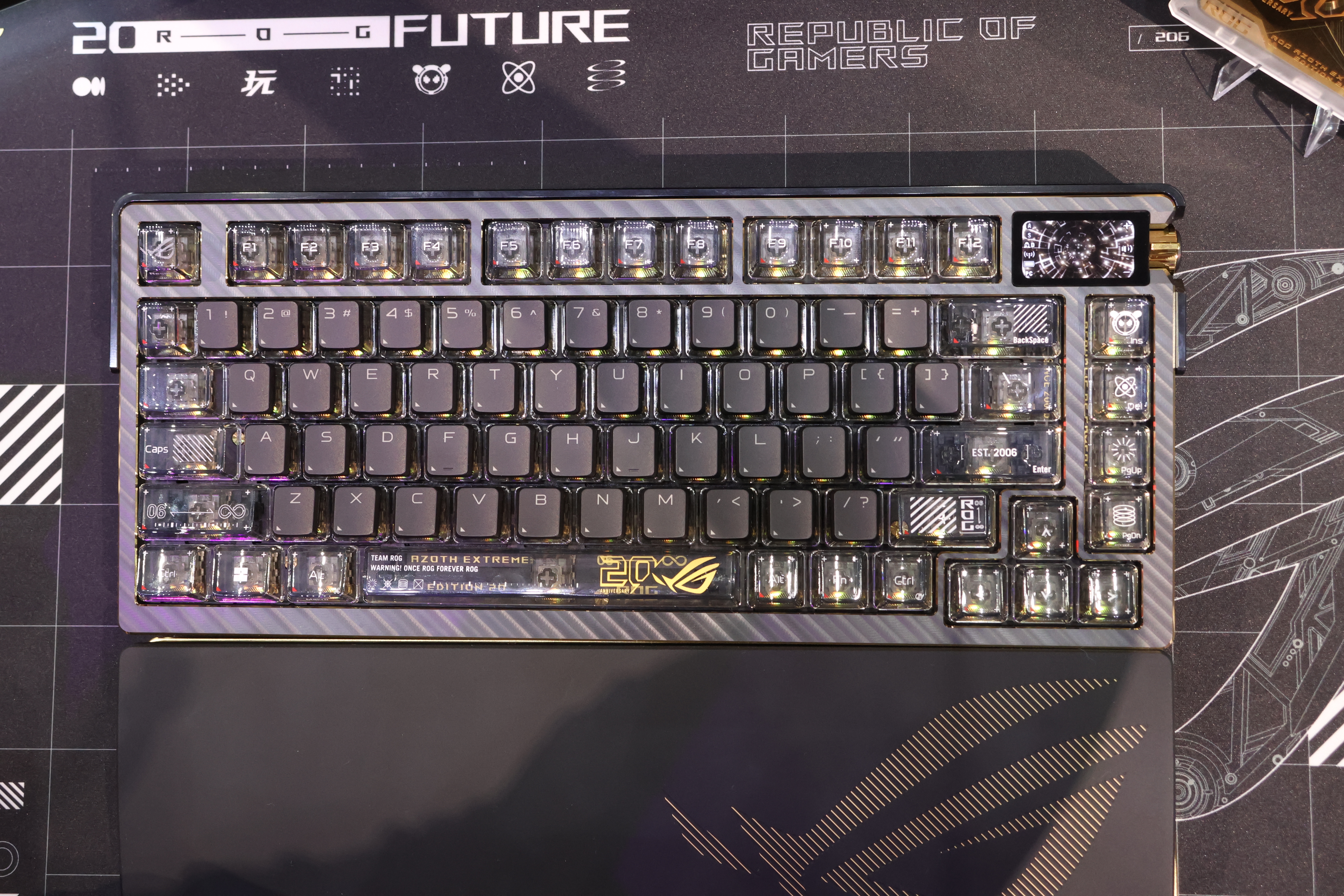 カッコよさが限凸。アルミにガスケットに24金まで備えたキーボードって