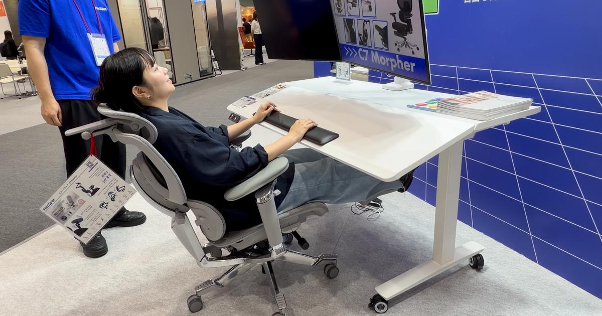 「歯医者さんの椅子」スタイルで仕事できる。FlexiSpotが発明した、天板が傾く電動デスク