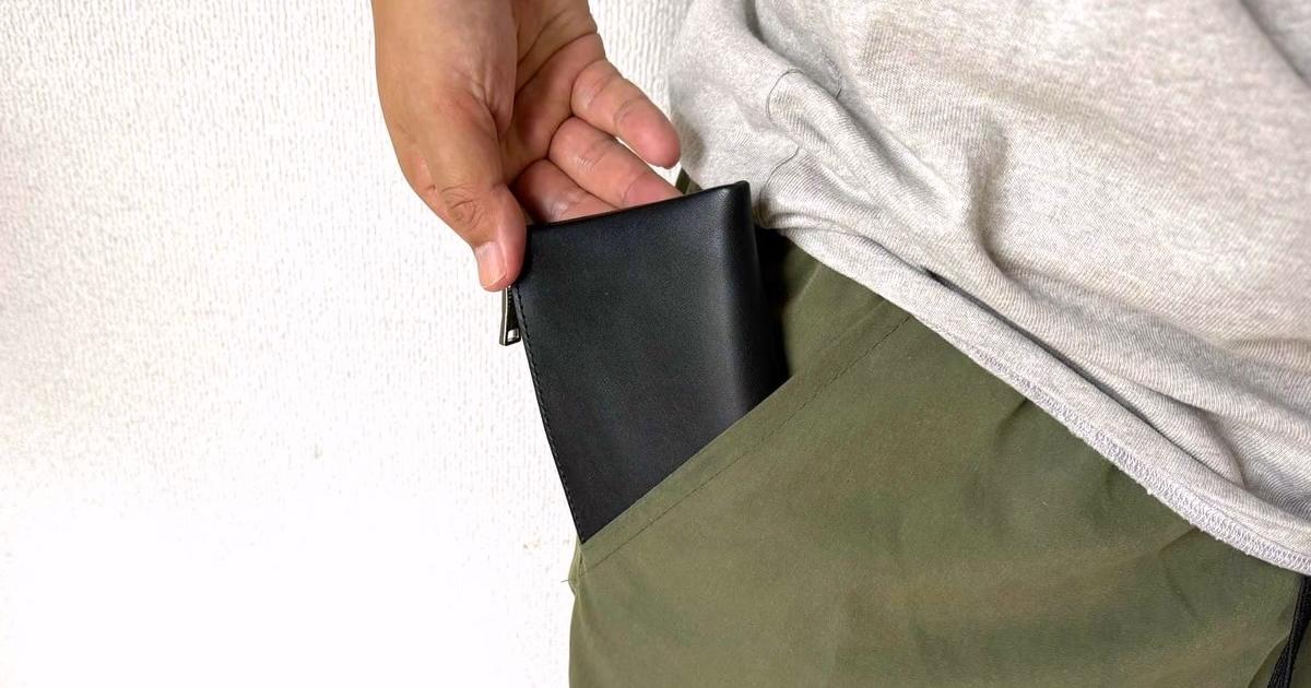 ズボンの前ポケットにすっぽり入って、中身がごちゃつかない。極薄ミニマル長財布が超快適です