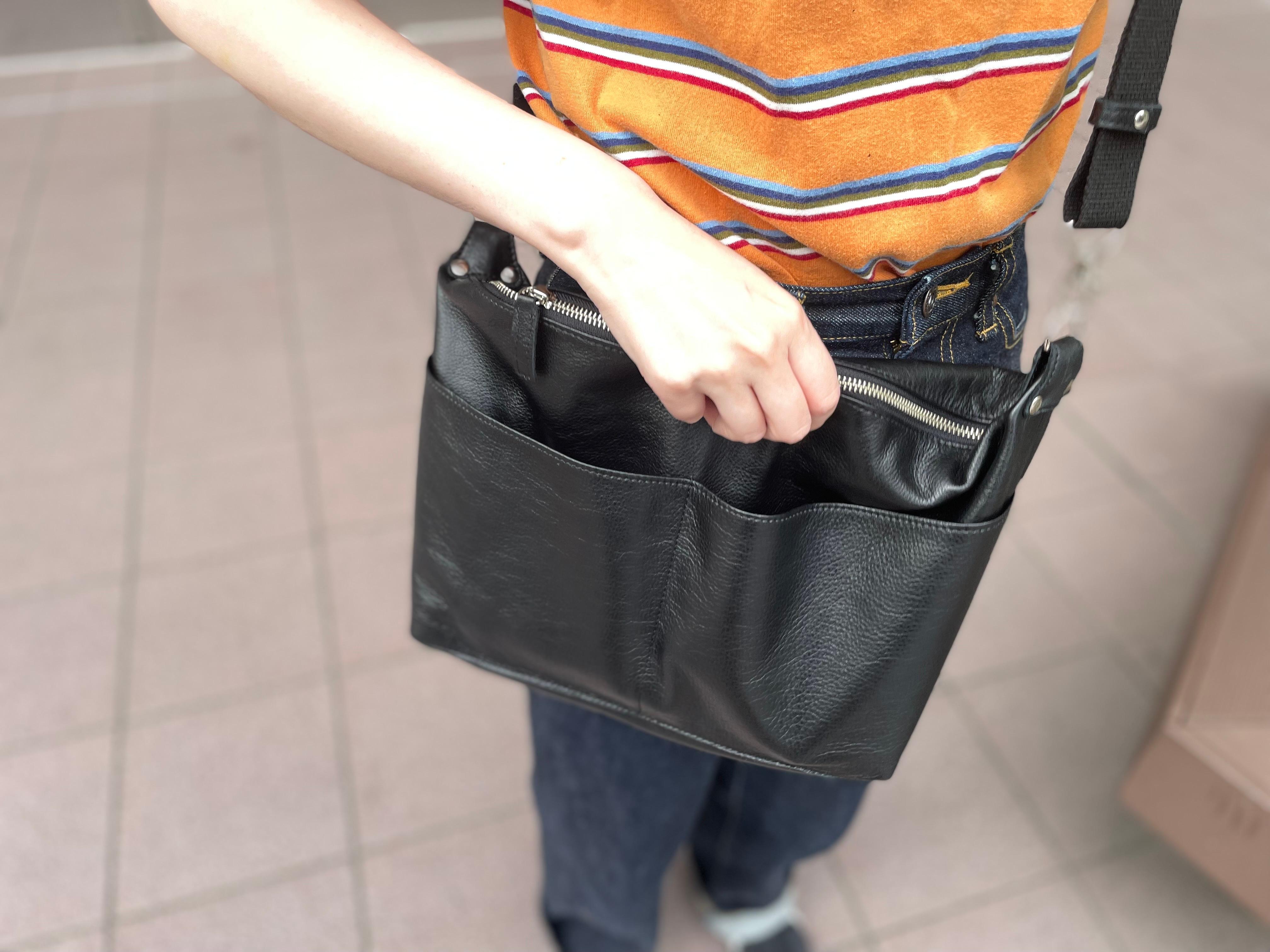 くたっと柔らかい。持つだけでこなれ感が生まれる「本革POKEショルダー