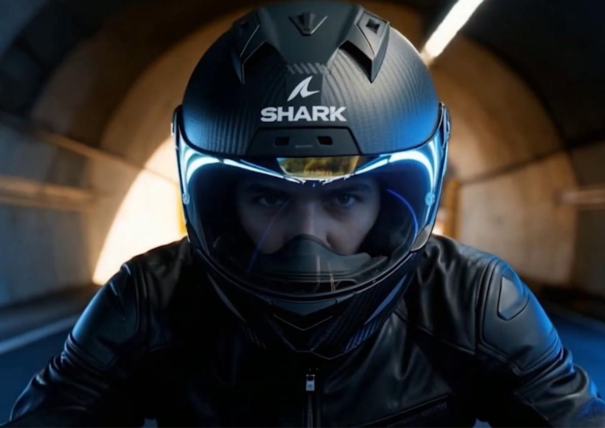 shark ヘルメット　３０日に削除します 電力不要で瞬間調光。昼は暗く夜はクリアになるバイク用シールド