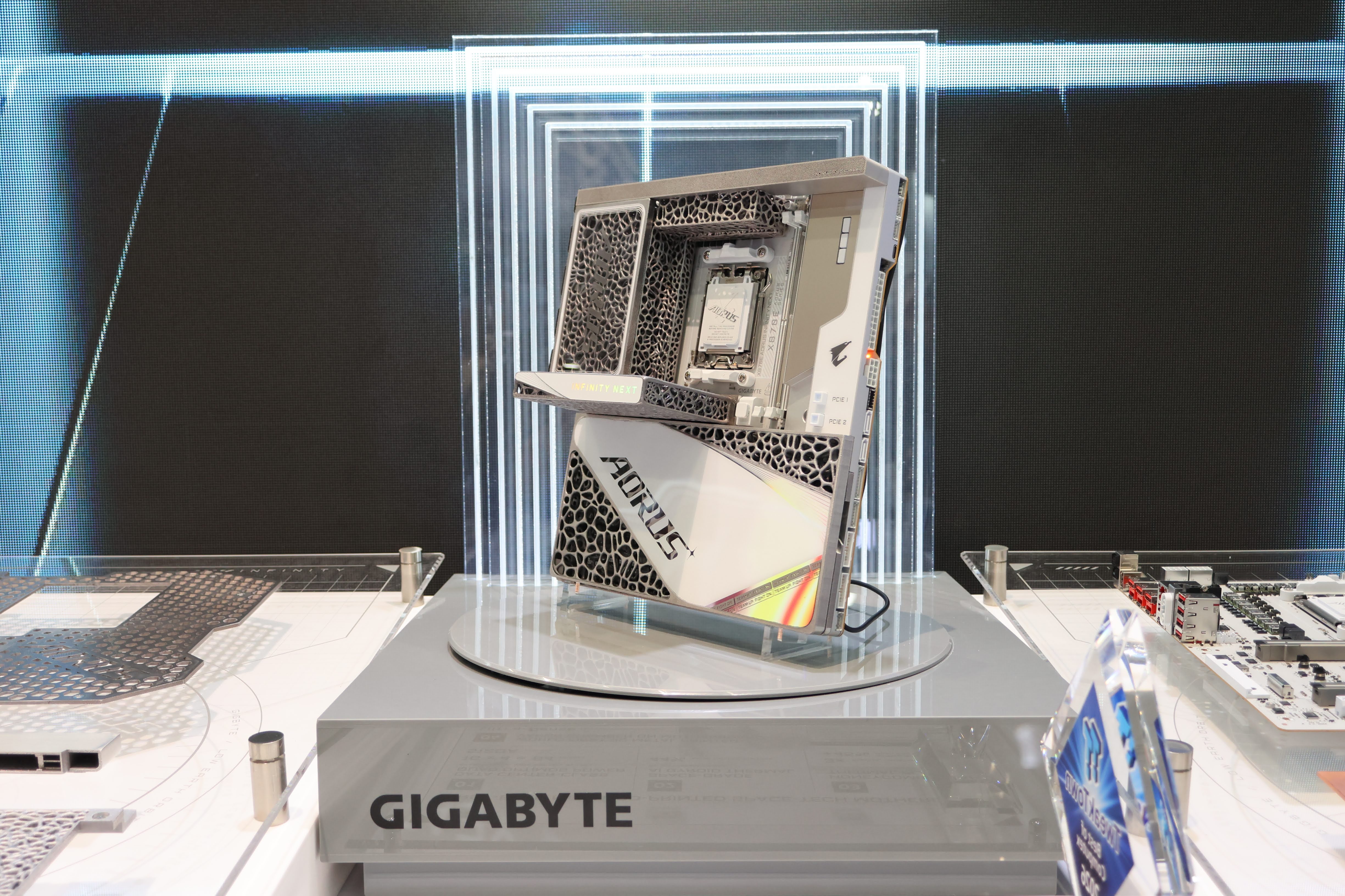 これからは「魅せる」マザーボードの時代。3Dプリントで冷却能力 