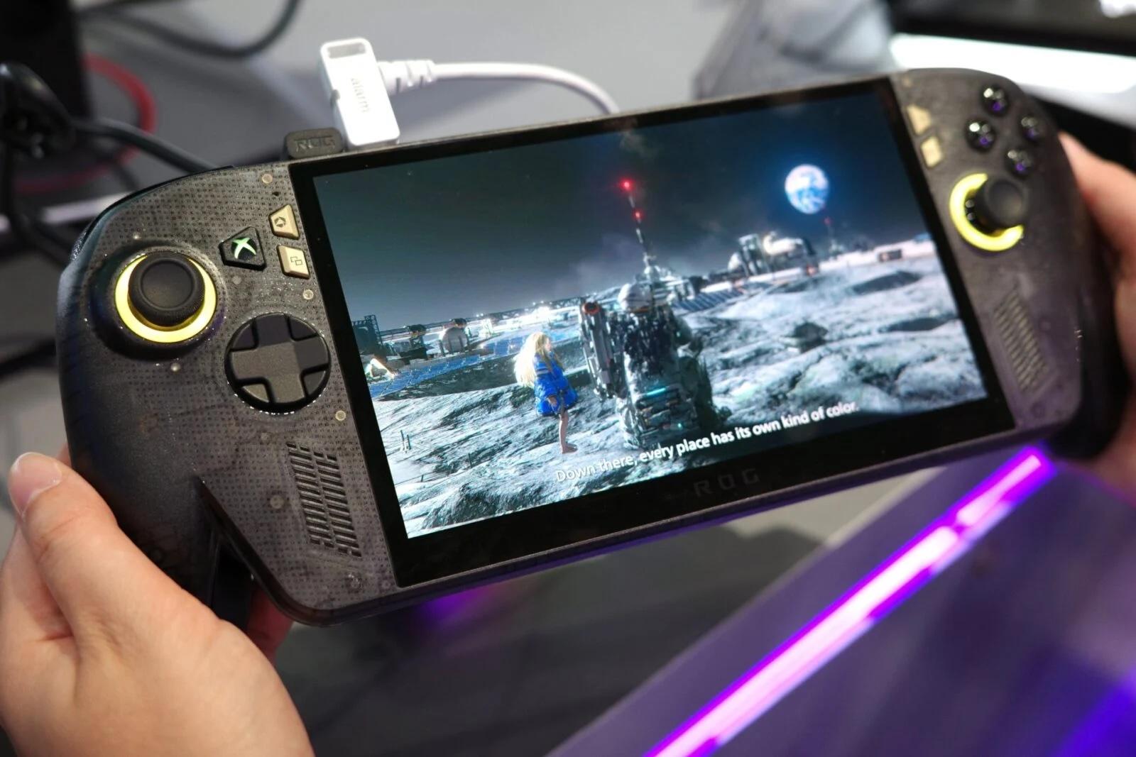 ゲームコントローラーに、ディスプレイをガッチンコ。手元ゲームの