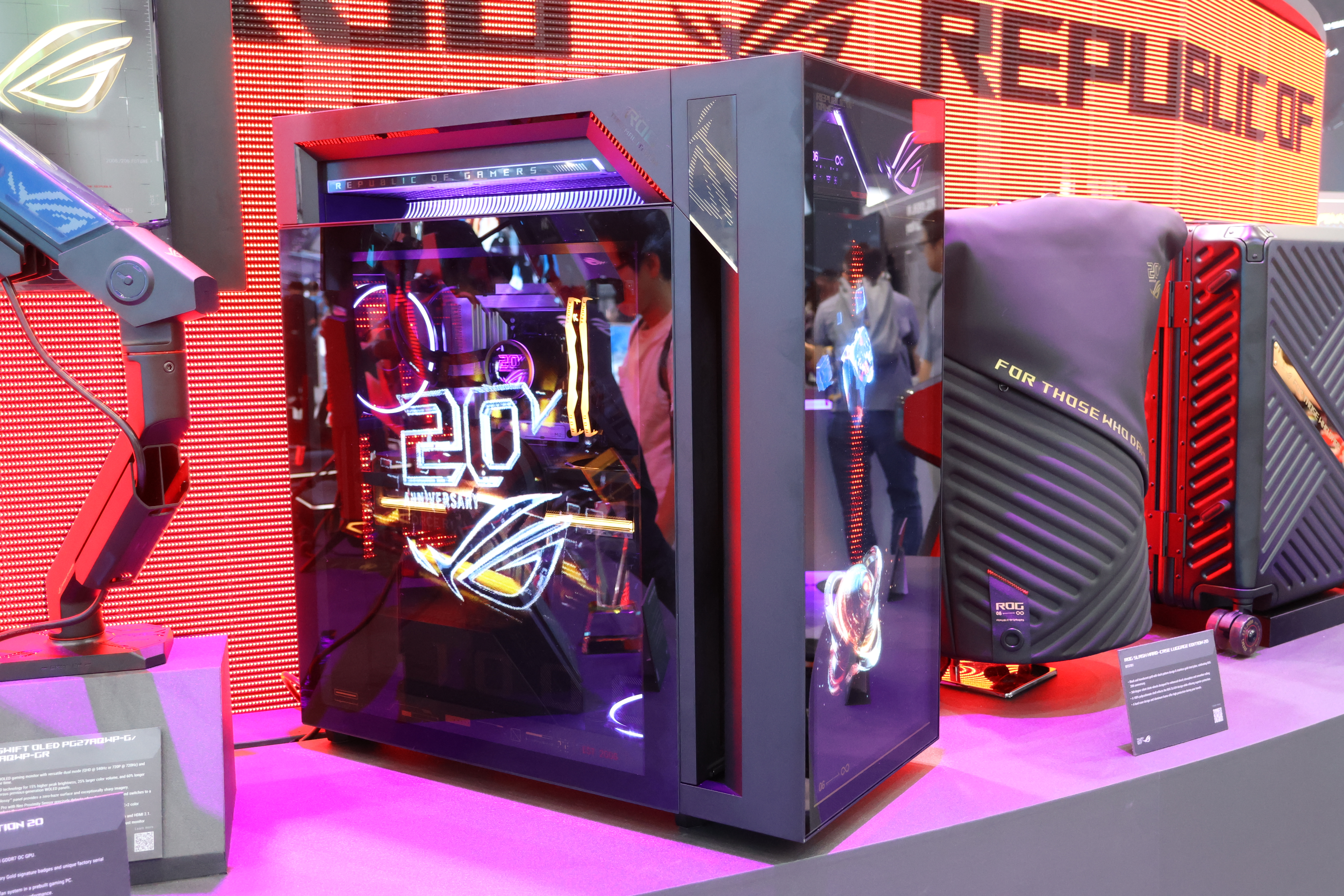 ASUS「ROG」の20周年ゲーミングPCはホログラム搭載で未来感マシマシ