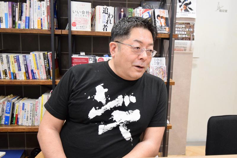 グローバルパートナーズの山本康二社長。日本最年少最短で上場した光通信の取締役に28歳で就任。複数の上場会社の代表やアリババの日本事業の立ち上げを経て現職。日本一給料の高い会社を目指し、若者向け教育事業、ベンチャー企業支援、グローバル人材事業などを手掛ける。
