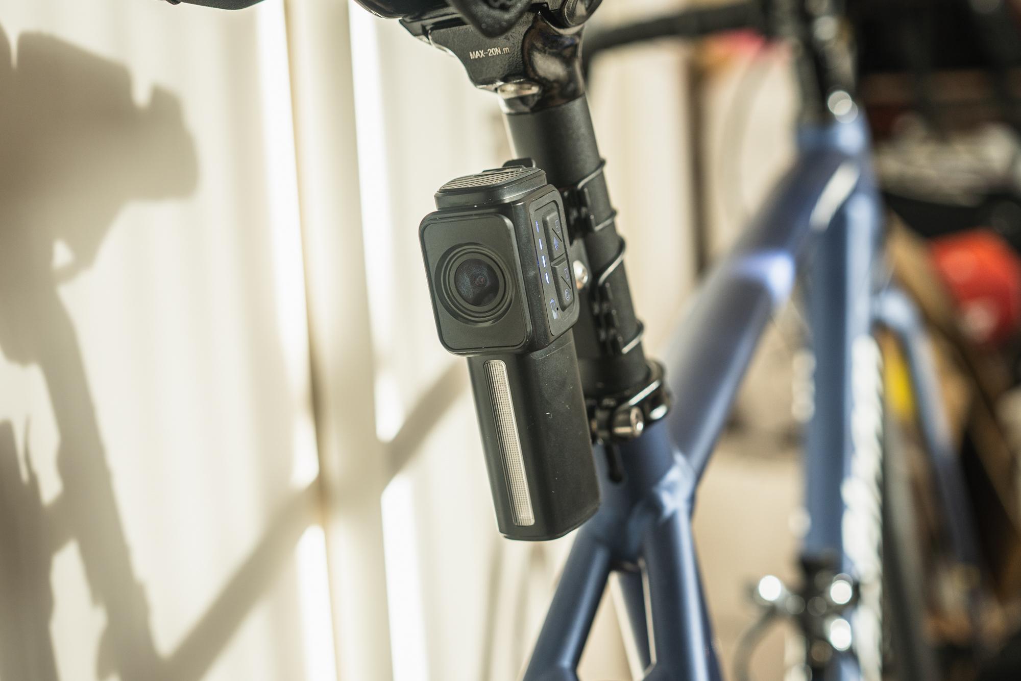 後ろから迫る車が怖い、自転車の車道走行。お手頃価格のリアカメラで