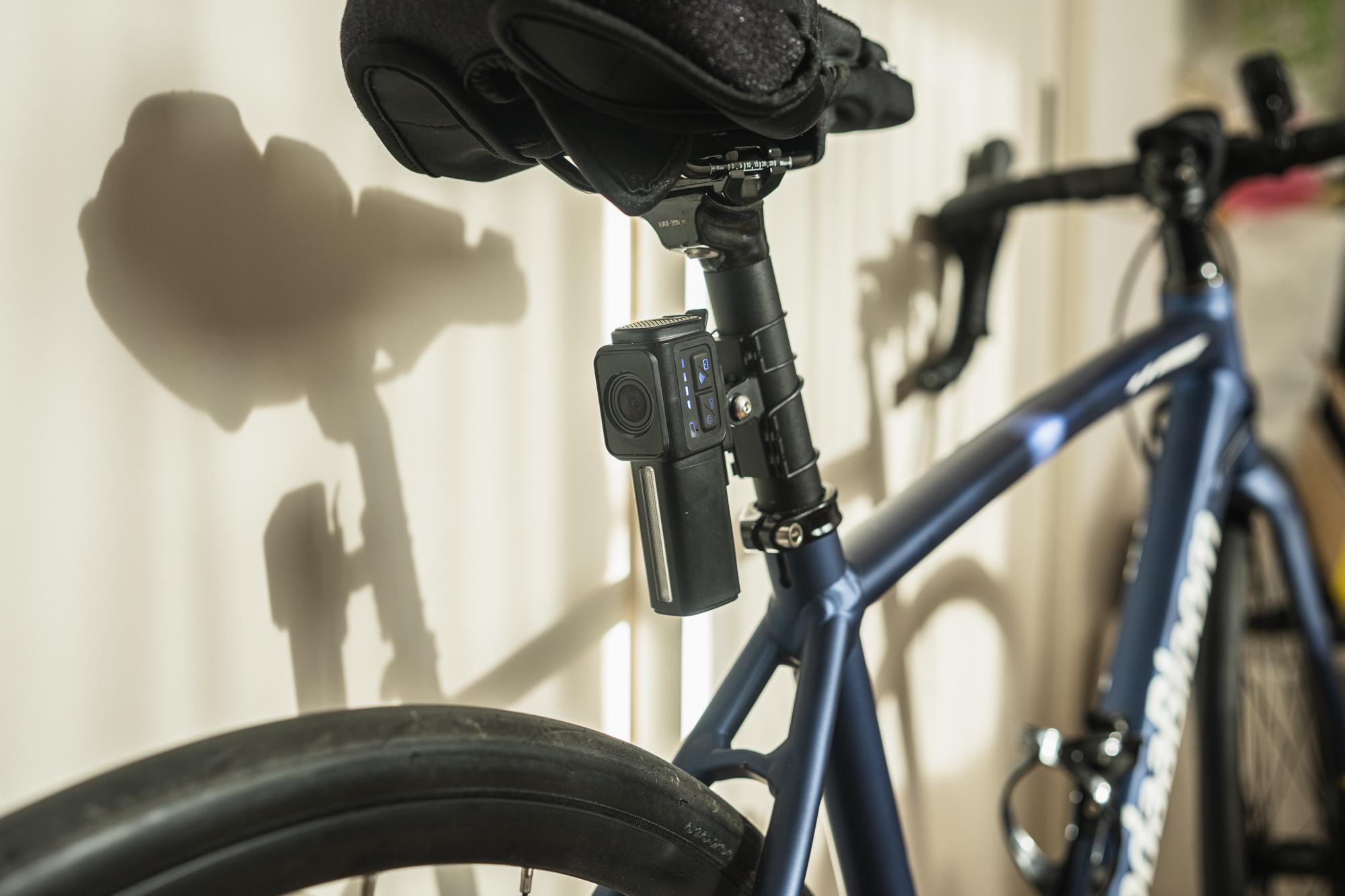 後ろから迫る車が怖い、自転車の車道走行。お手頃価格のリアカメラで