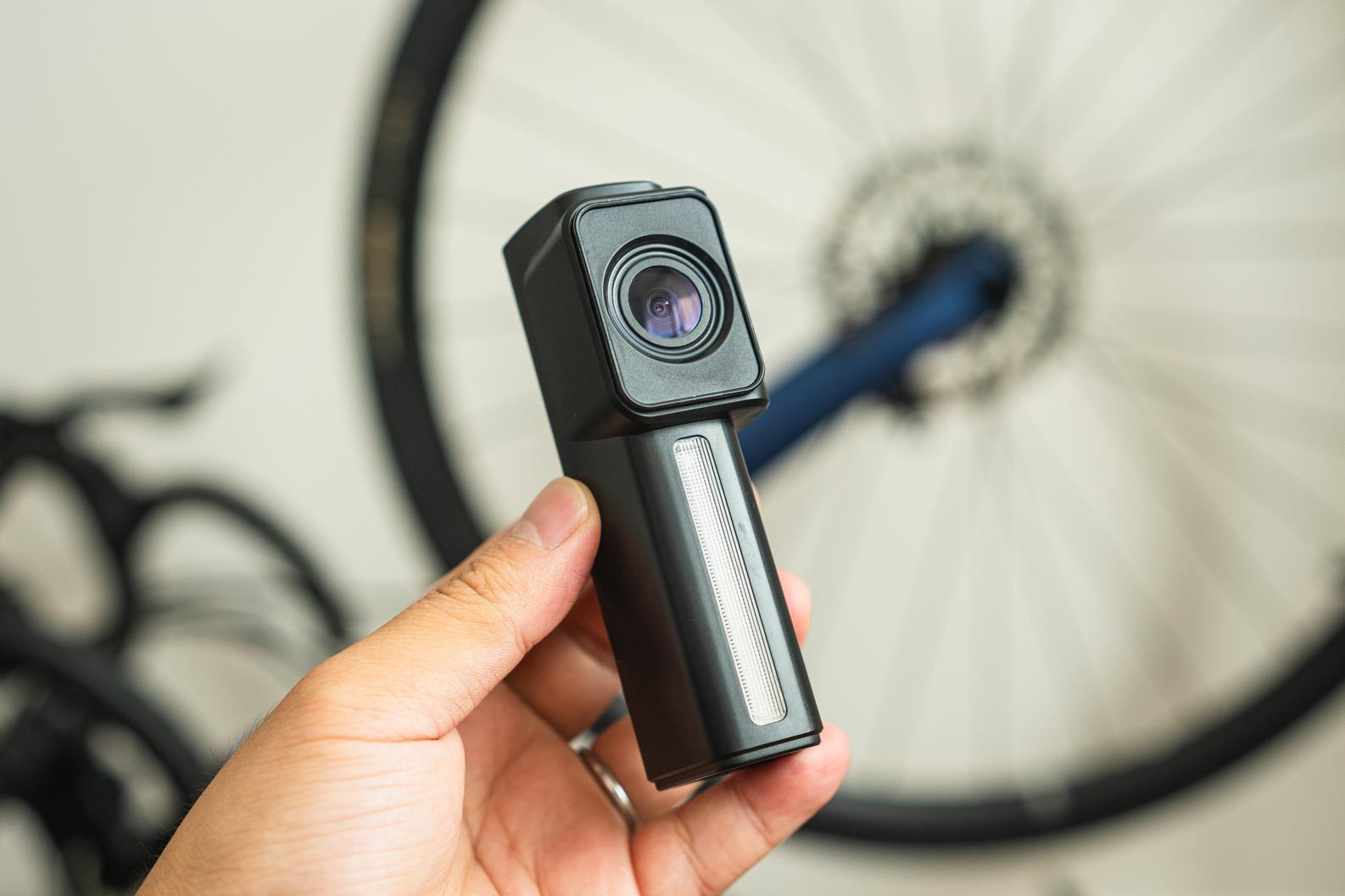 後ろから迫る車が怖い、自転車の車道走行。お手頃価格のリアカメラで