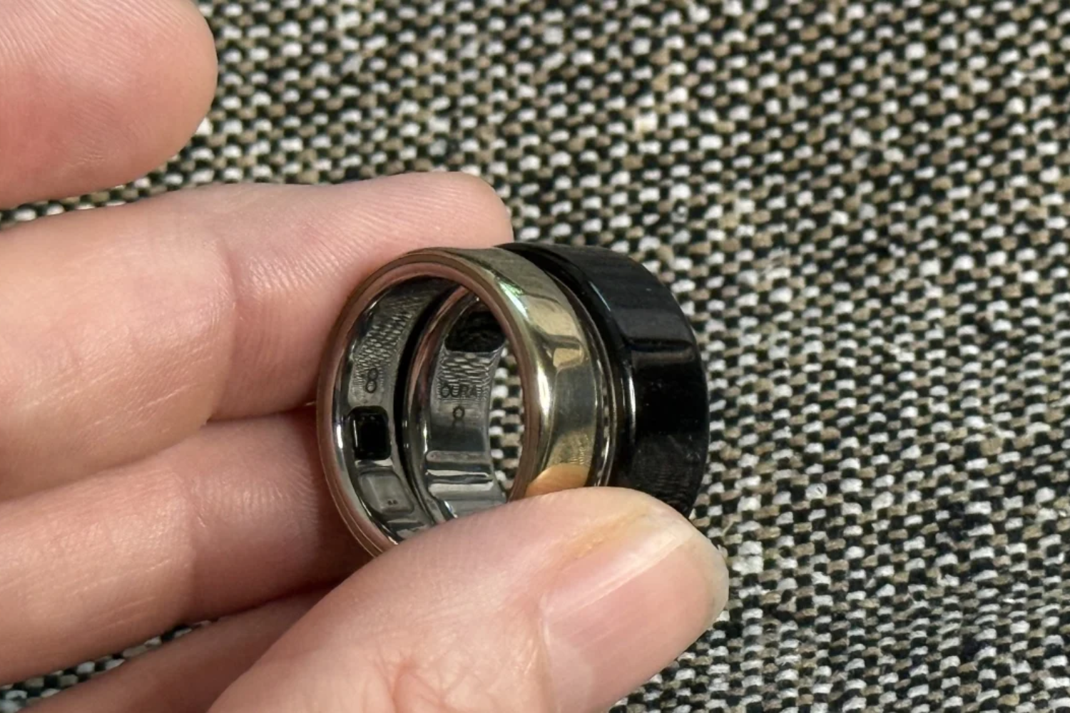 Oura Ring 5のサイズ感を検証、本物の指輪にどこまで近づいた 