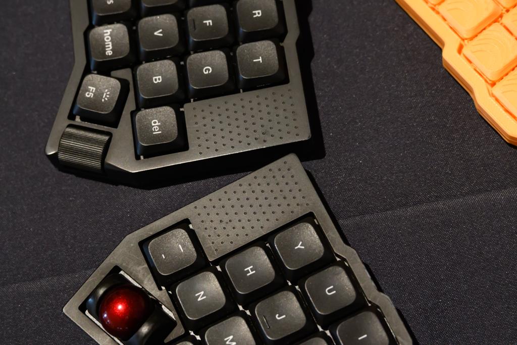 Keychronの分割キーボードやトラックボールを日本で初展示。わいわい