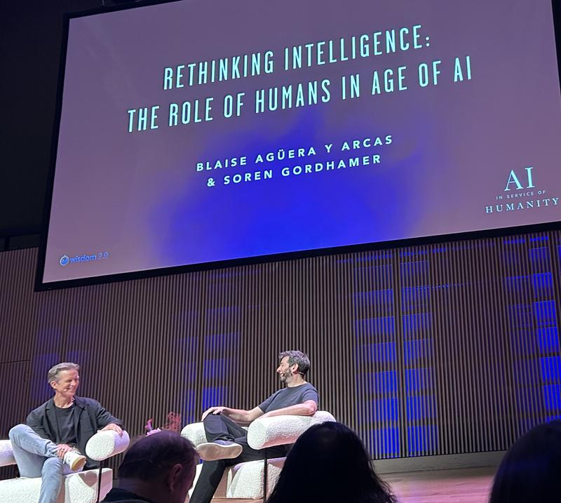 写真中央がブレーズ・アグエラ・イ・アルカス(Blaise Agüera y Arcas)氏。グーグル副社長兼フェロー、Technology & Society 部門 CTO。プライバシーを保護したまま分散学習を可能にする「フェデレーテッド・ラーニング」の発明者。著書『What Is Intelligence?』。