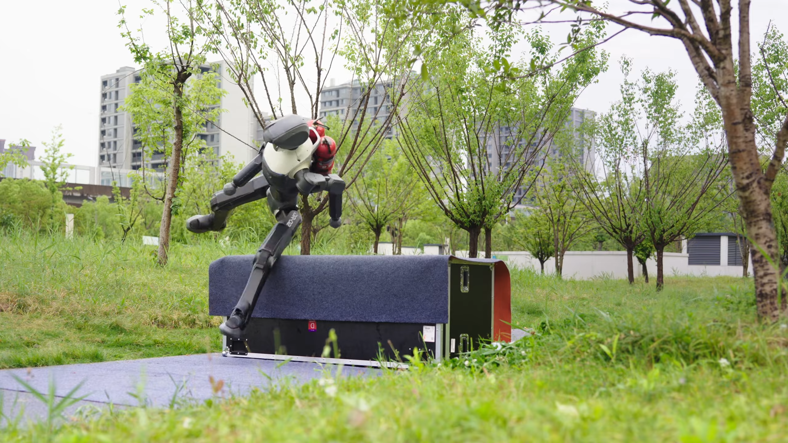 バク転より感動。人型ロボットが階段や丘をスムーズに駆け下りる