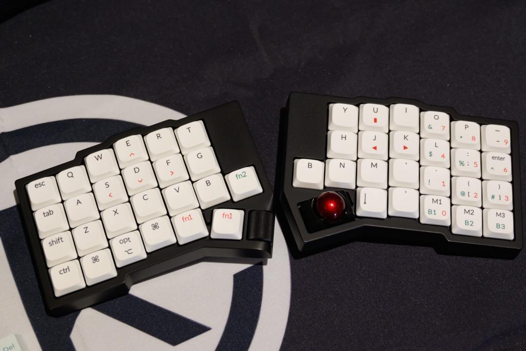 Keychronの分割キーボードやトラックボールを日本で初展示。わいわい