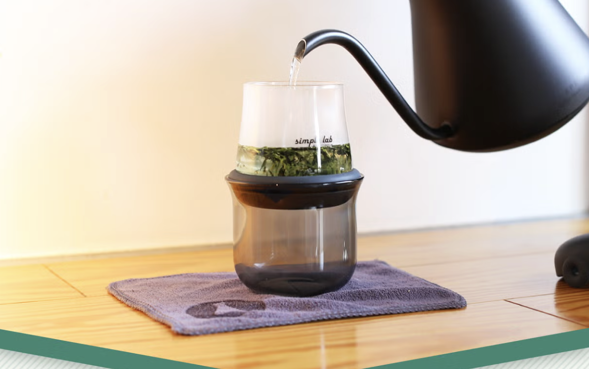 お湯が、すぐ下に落ちない。空気圧でお茶を淹れるガラス茶器の仕組みが