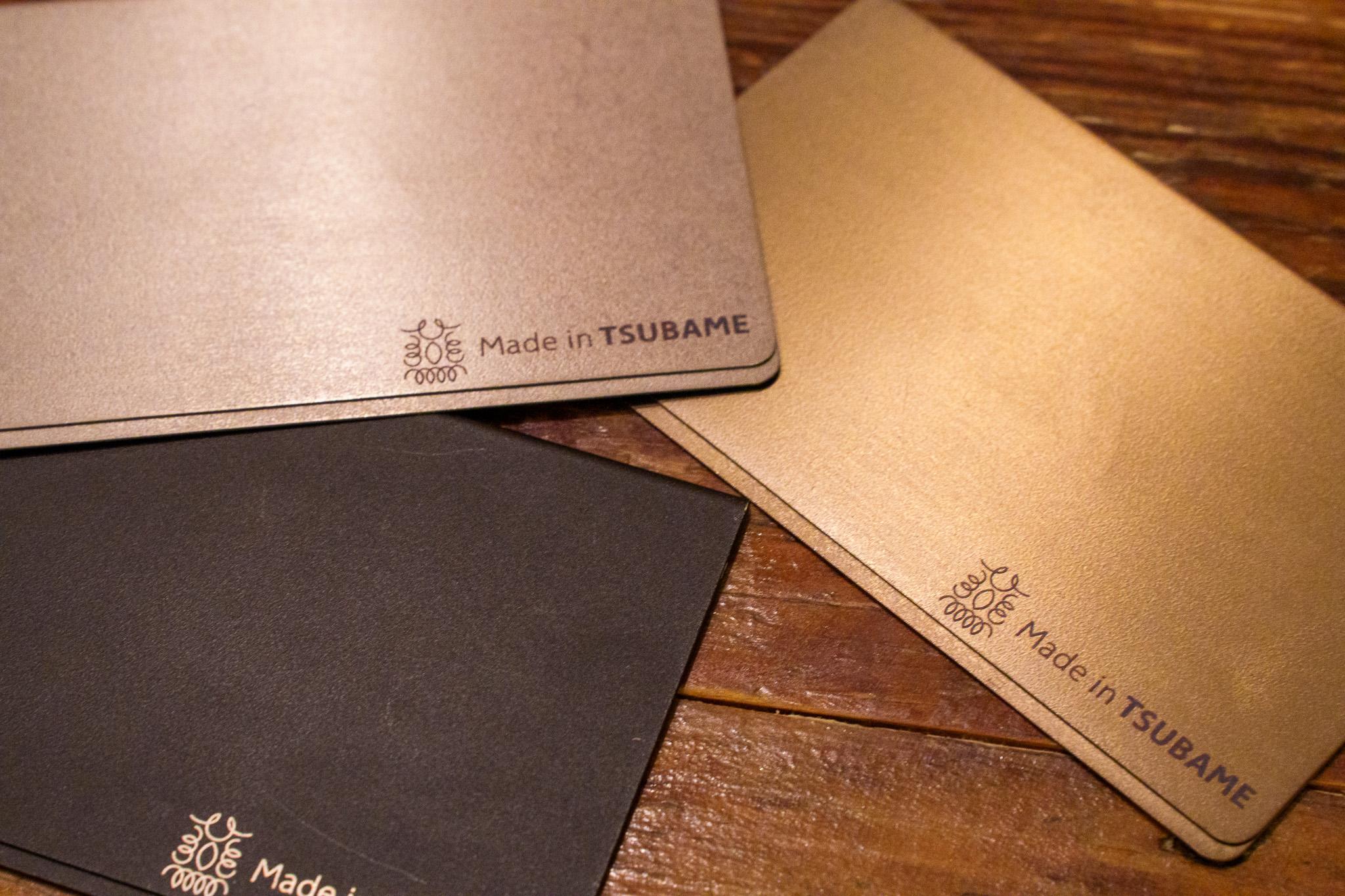 約19gの純チタン極薄ボディ。燕三条製「TSUBANE CASE」を予備の名刺