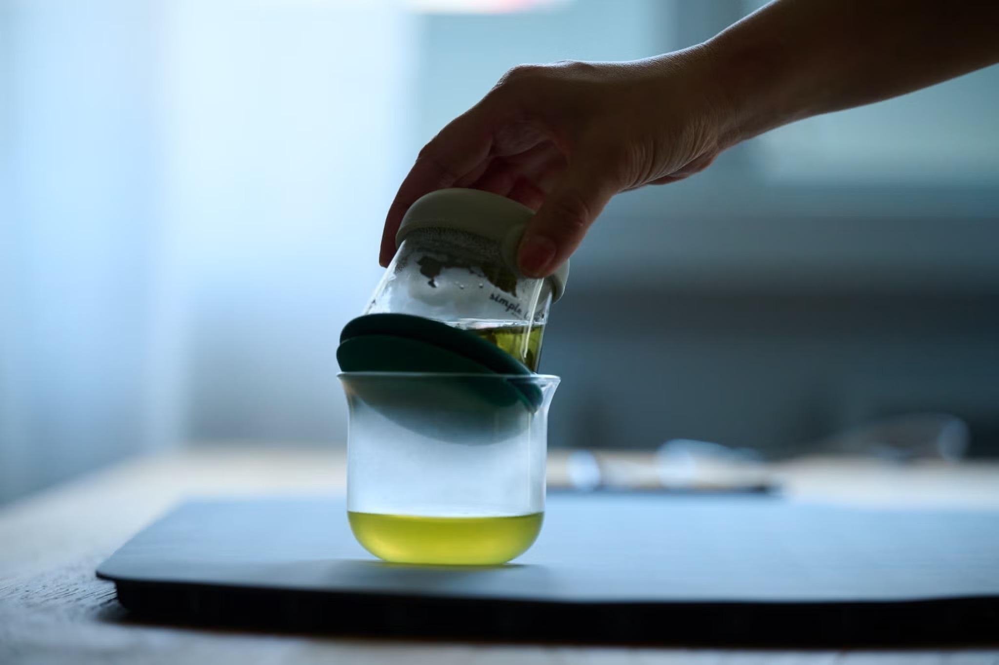 お湯が、すぐ下に落ちない。空気圧でお茶を淹れるガラス茶器の仕組みが
