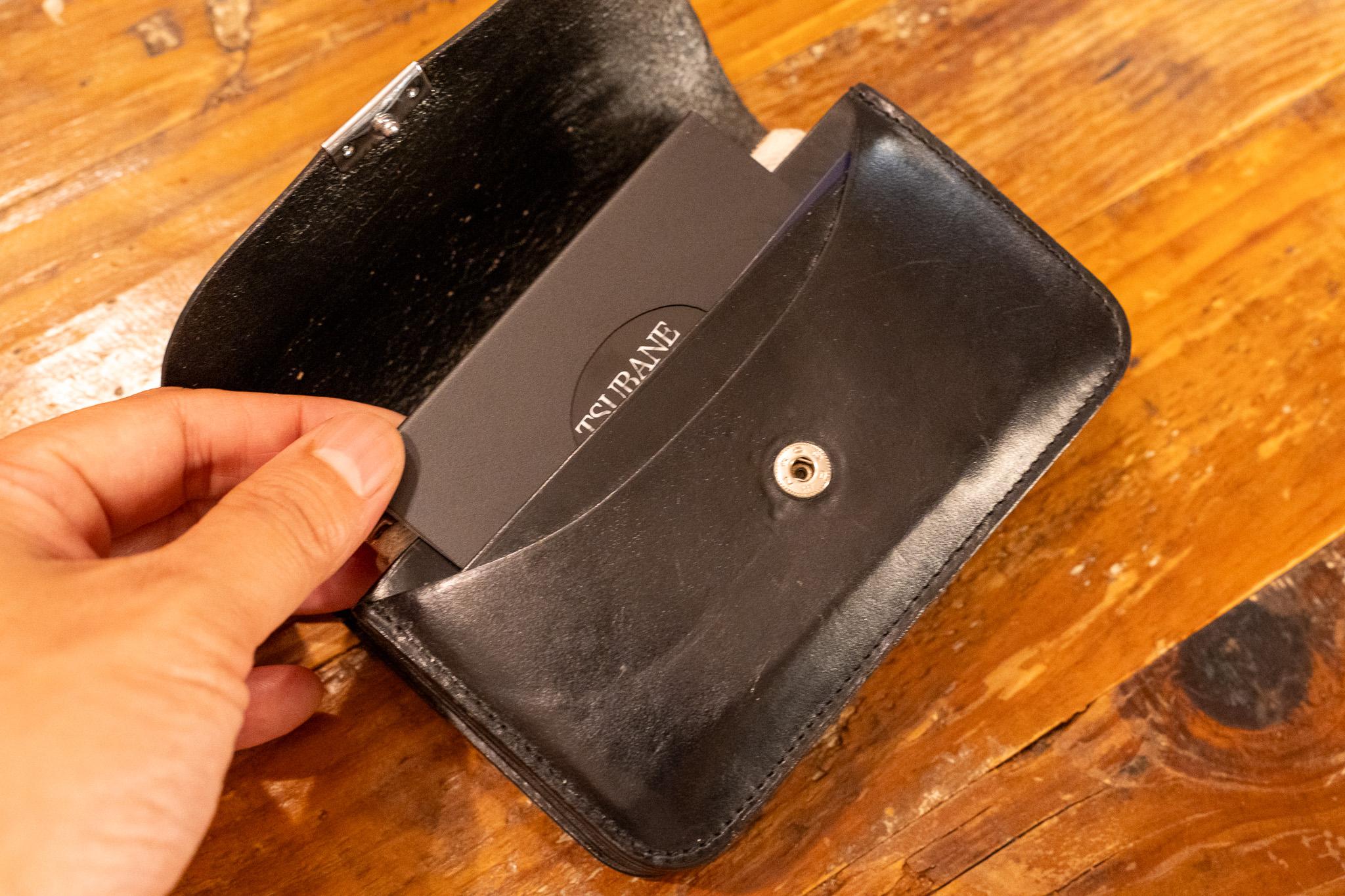 約19gの純チタン極薄ボディ。燕三条製「TSUBANE CASE」を予備の名刺