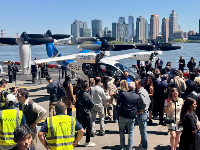 エアタクシーの開発を手がけるジョビー・アビエーションのeVTOL（電動垂直離着陸機）。ジョビー・アビエーションとアーチャー・アビエーションは、2026年中の商業運航開始に向け、アメリカ連邦航空局の認証取得を目指している