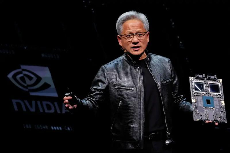 エヌビディアのCEO、ジェンセン・ファンが同社のBlackwellシステムをステージ上で披露