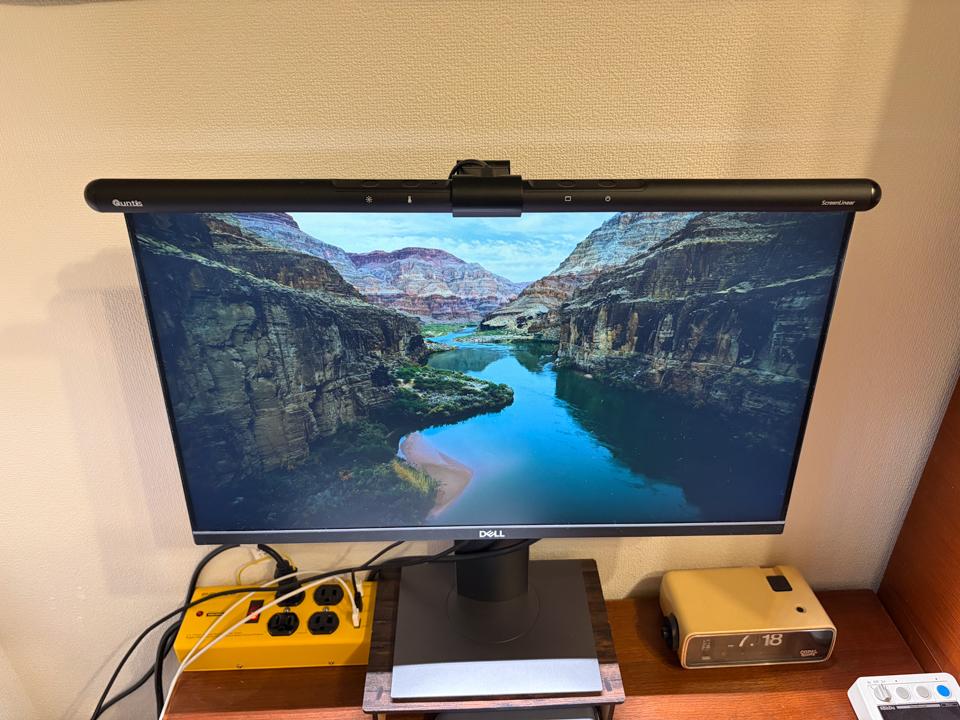 目が痛い…」が減った。7,000円台で買えるモニターライト | ギズモード