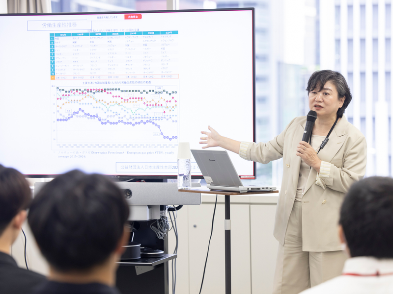 講演では日本の労働生産性の低さについても言及された。出典元：公益財団法人日本生産性本部2025報告書