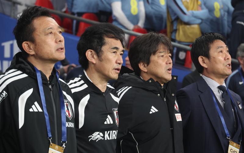 右から森保監督、名波コーチ、齊藤コーチ、GKコーチの下田コーチ。