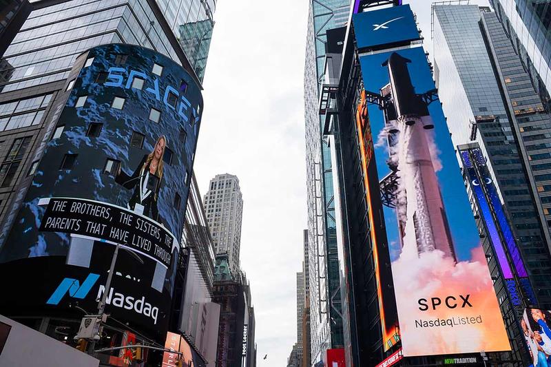イーロン・マスク氏率いる宇宙開発企業スペースX(SpaceX)が6月12日、米ナスダック(NASDAQ)市場に新規上場。ニューヨーク中心部にあるタイムズスクエアの当日の様子。