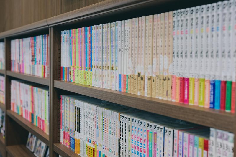 ライブコミックスやフレックスコミックスなど、複数のレーベルを通じて展開されるBookLiveグループ発の紙のコミックス。