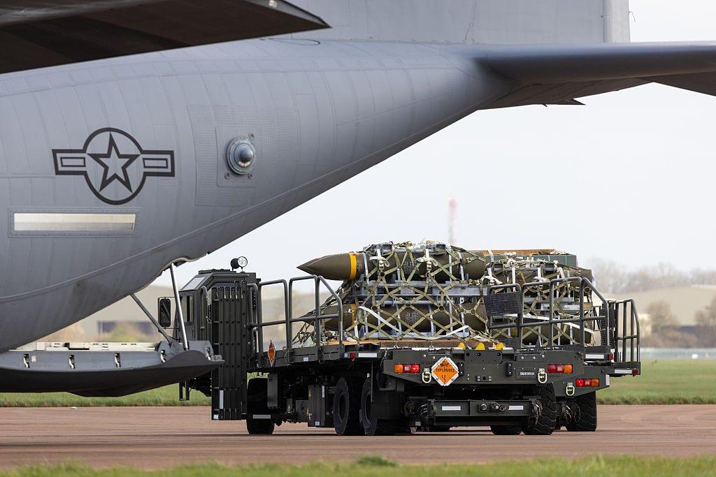 ほぼどこにでも着陸し、ほぼ何でも運べる軍用輸送機、C-130