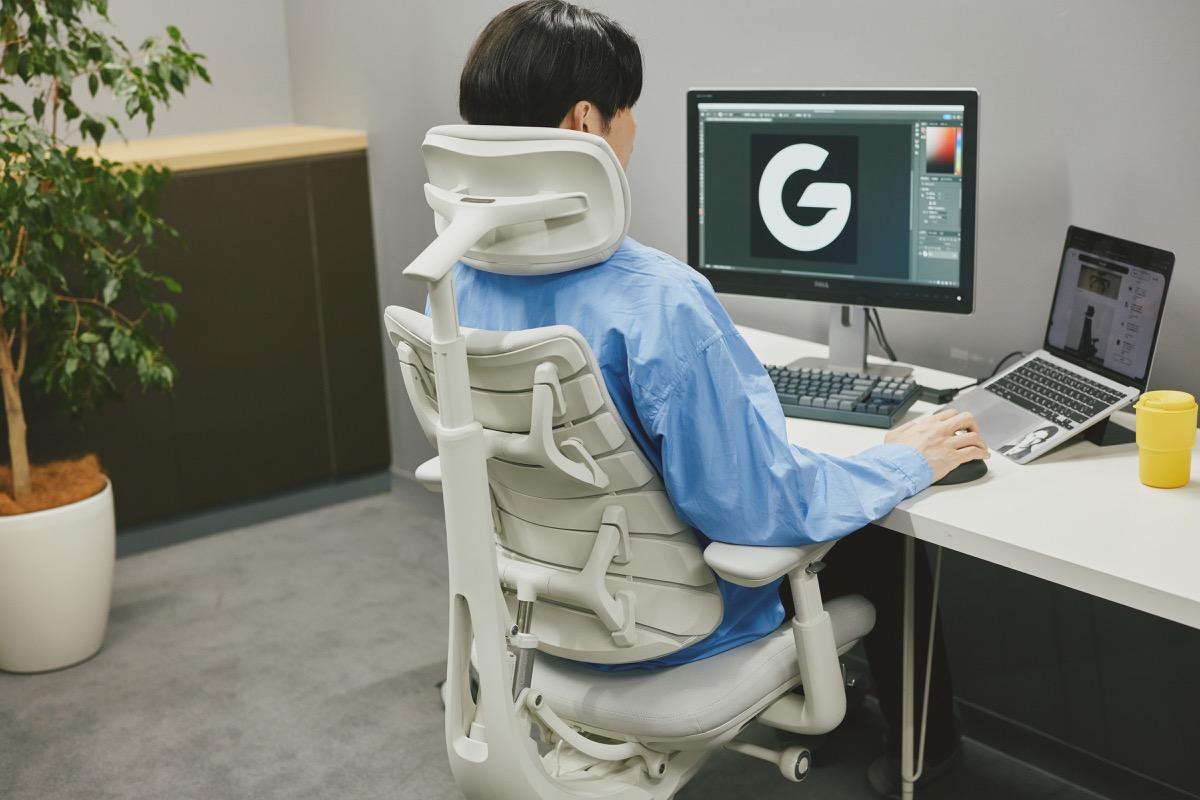 【6月中に受け取れる方】※実物写真あり。パソコンチェア 長時間座るならこれ一択。座りながら体を伸ばせる新発想の電動ワーク