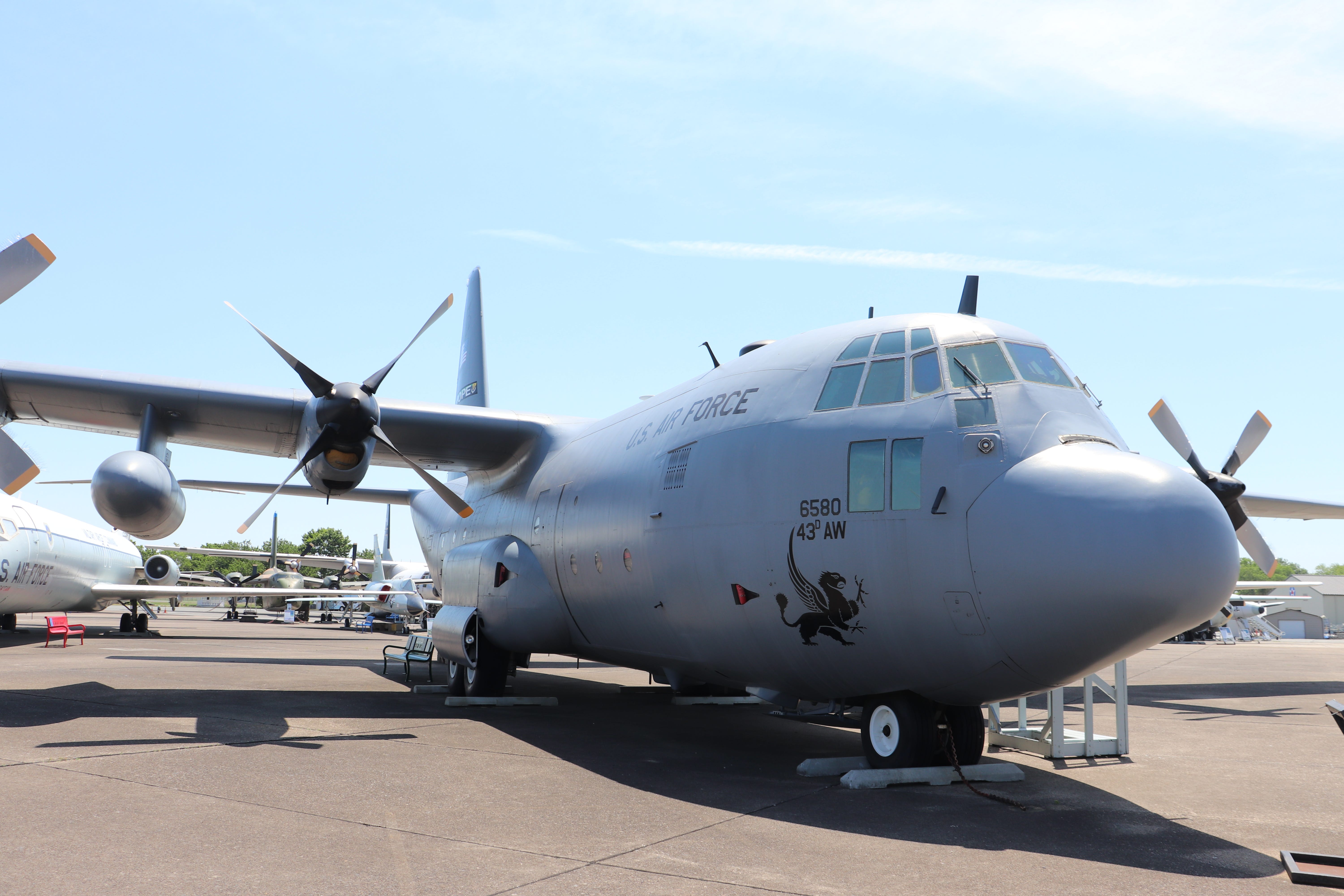 ほぼどこにでも着陸し、ほぼ何でも運べる軍用輸送機、C-130