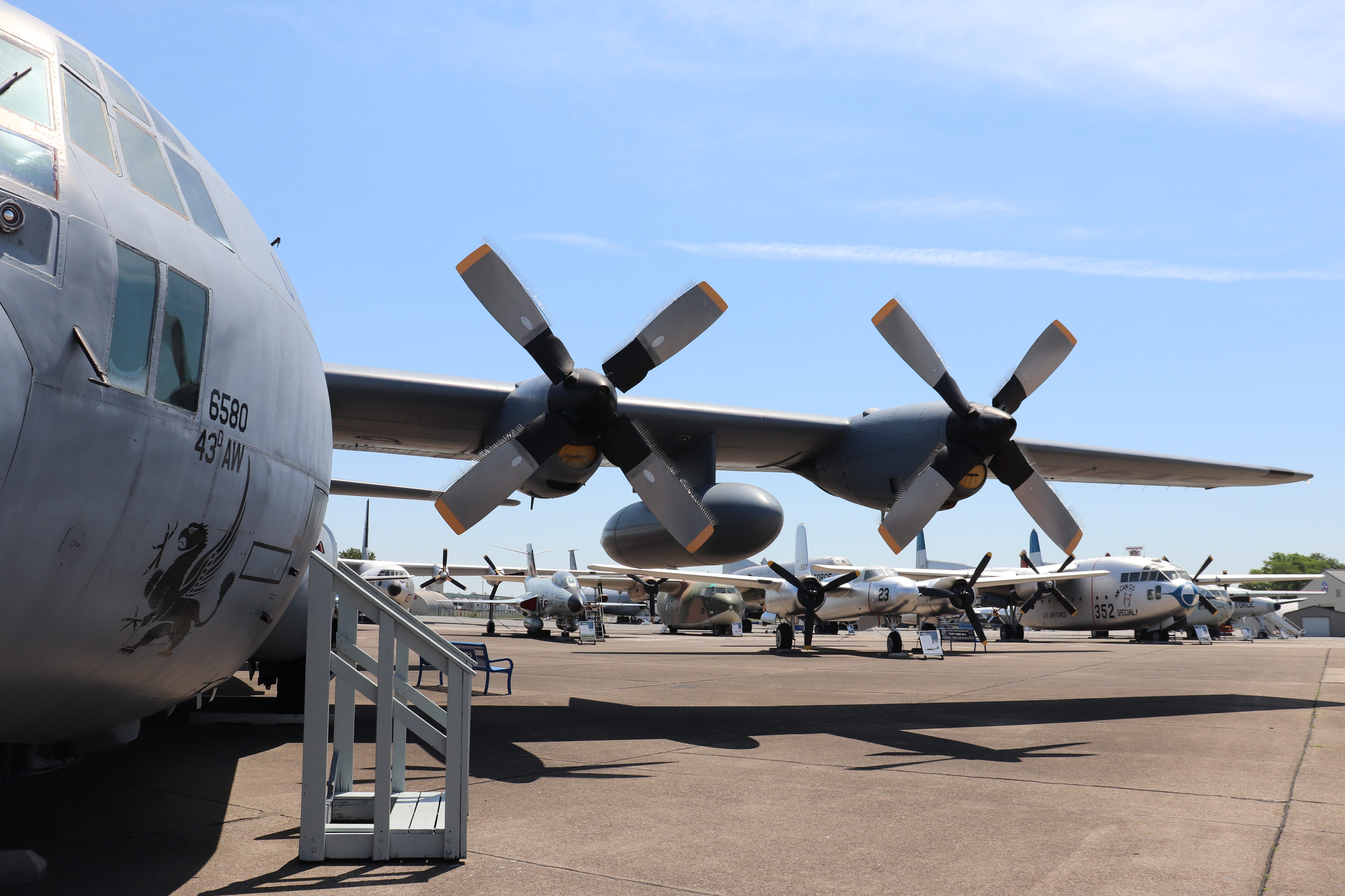 ほぼどこにでも着陸し、ほぼ何でも運べる軍用輸送機、C-130