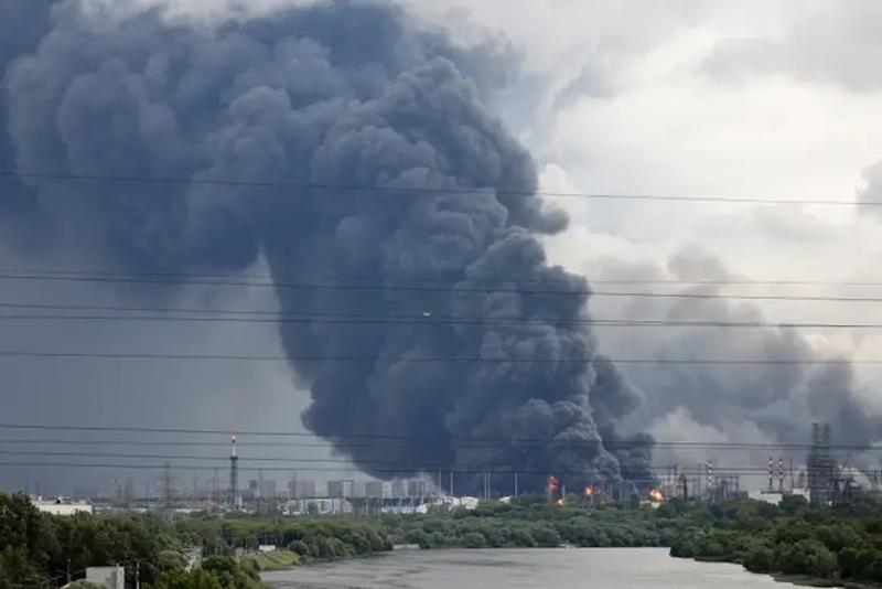 モスクワ市街で撮影された映像には、複数回にわたる大規模な爆発と黒煙の柱が映っていた。