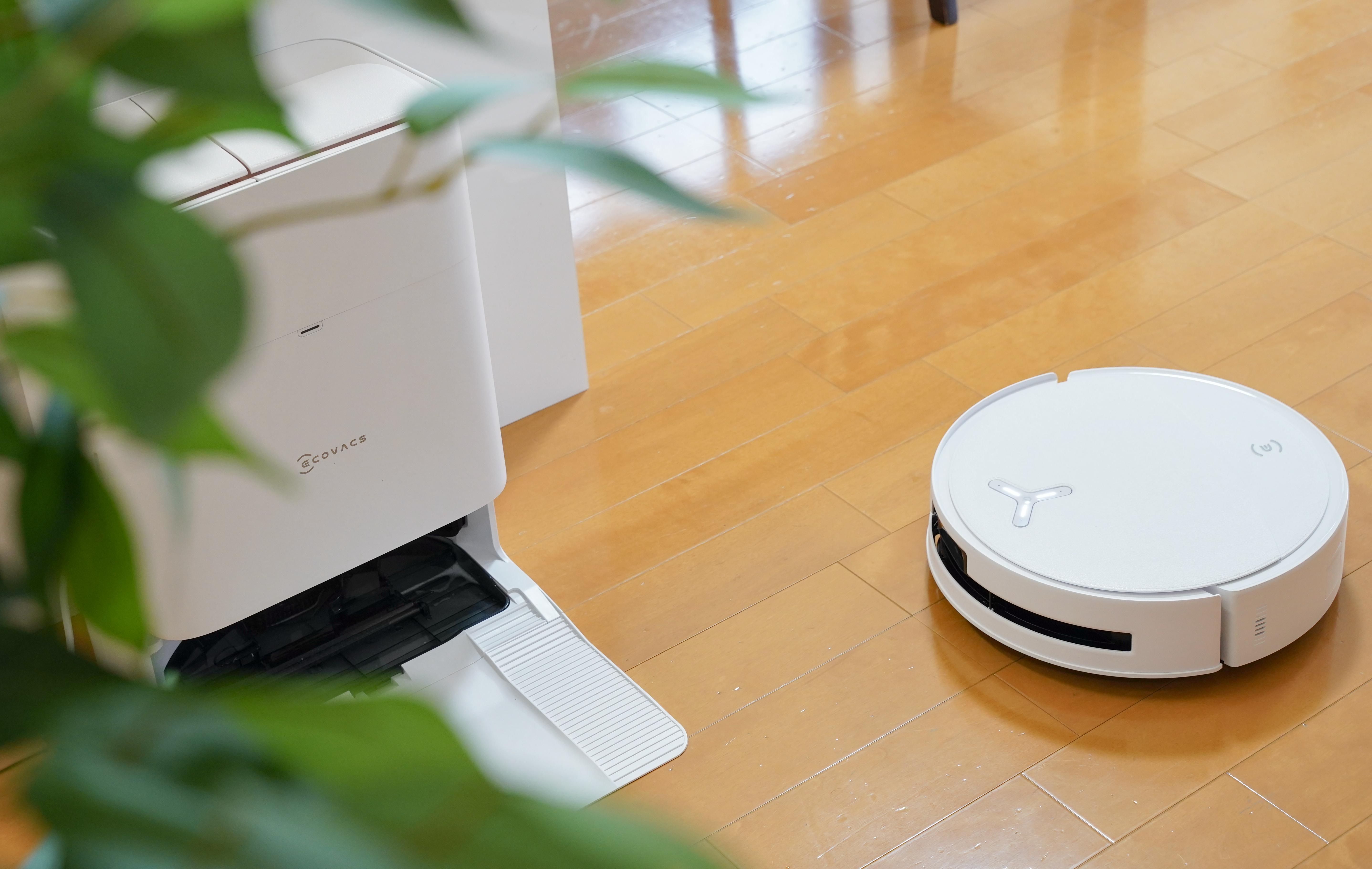 ベタつく床を全自動でサラサラに。洗いながら拭く最新ロボット掃除機と