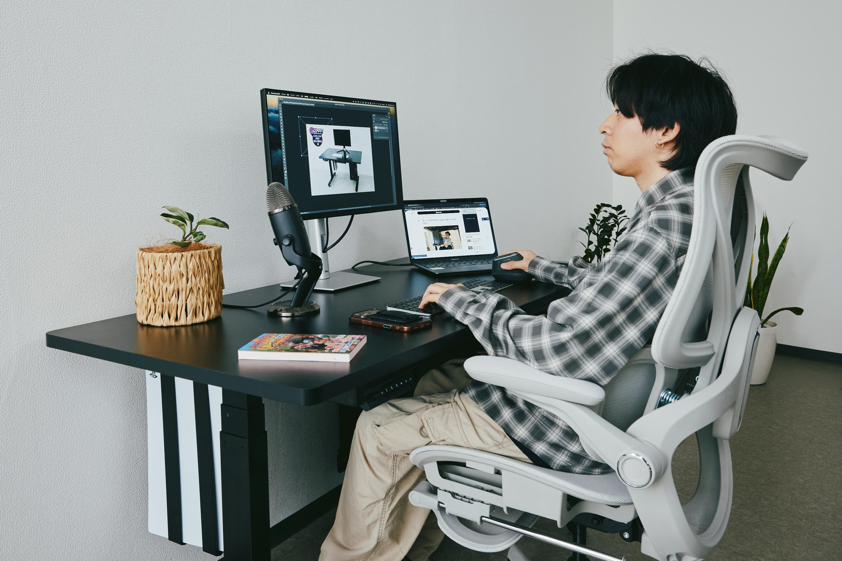 立ってよし座ってよし。机の上も広々で仕事もゲームも快適な「AIMdesk