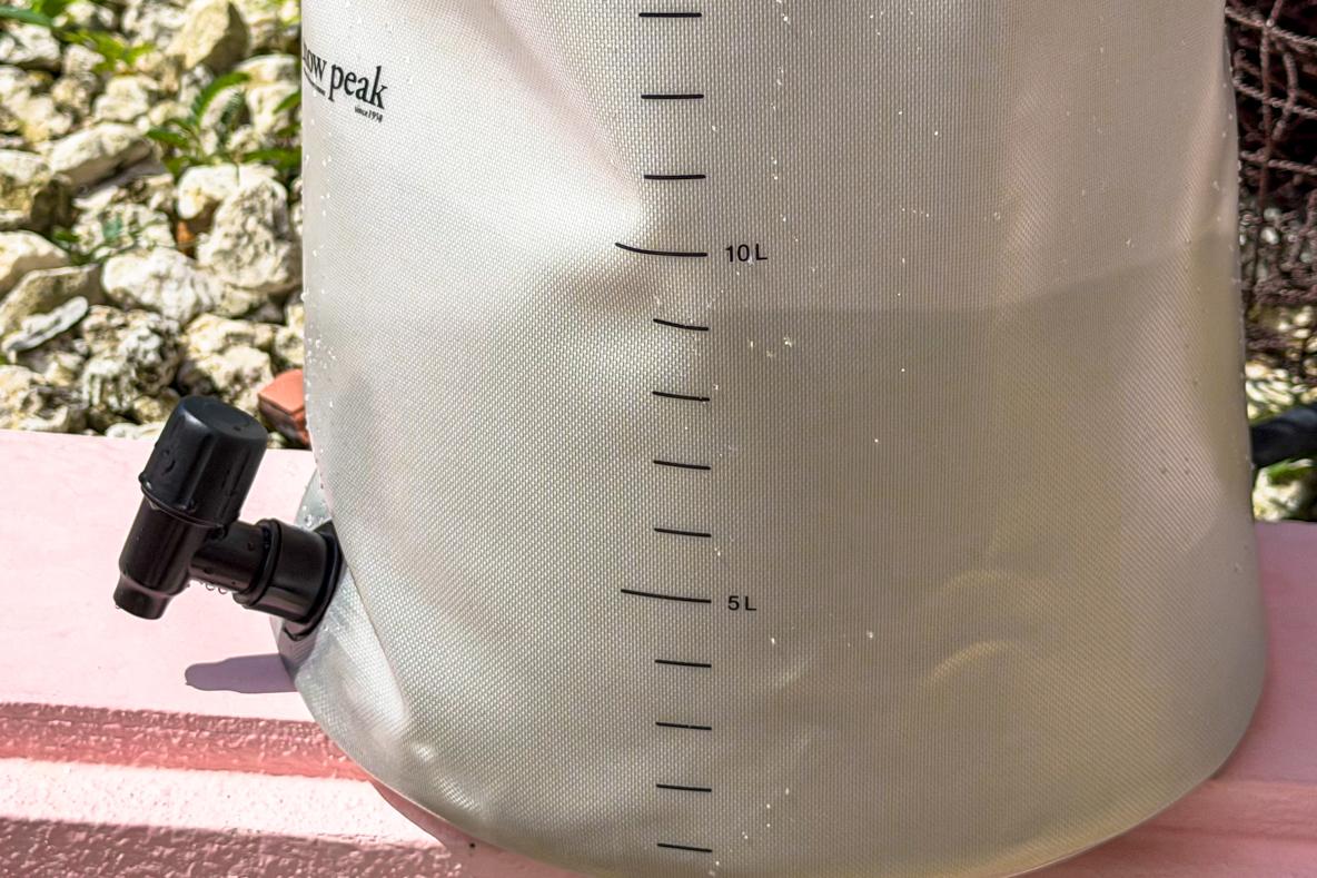スノーピークのジャグは大容量なのにたためる。水場への往復が激減し