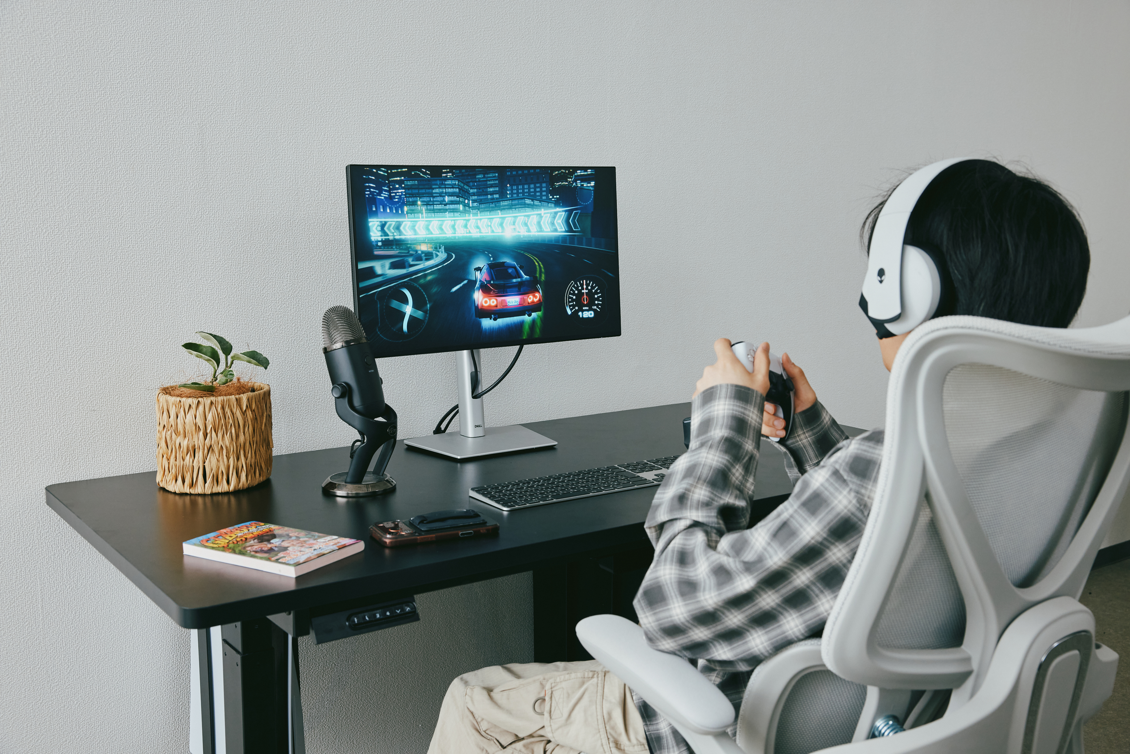 立ってよし座ってよし。机の上も広々で仕事もゲームも快適な「AIMdesk
