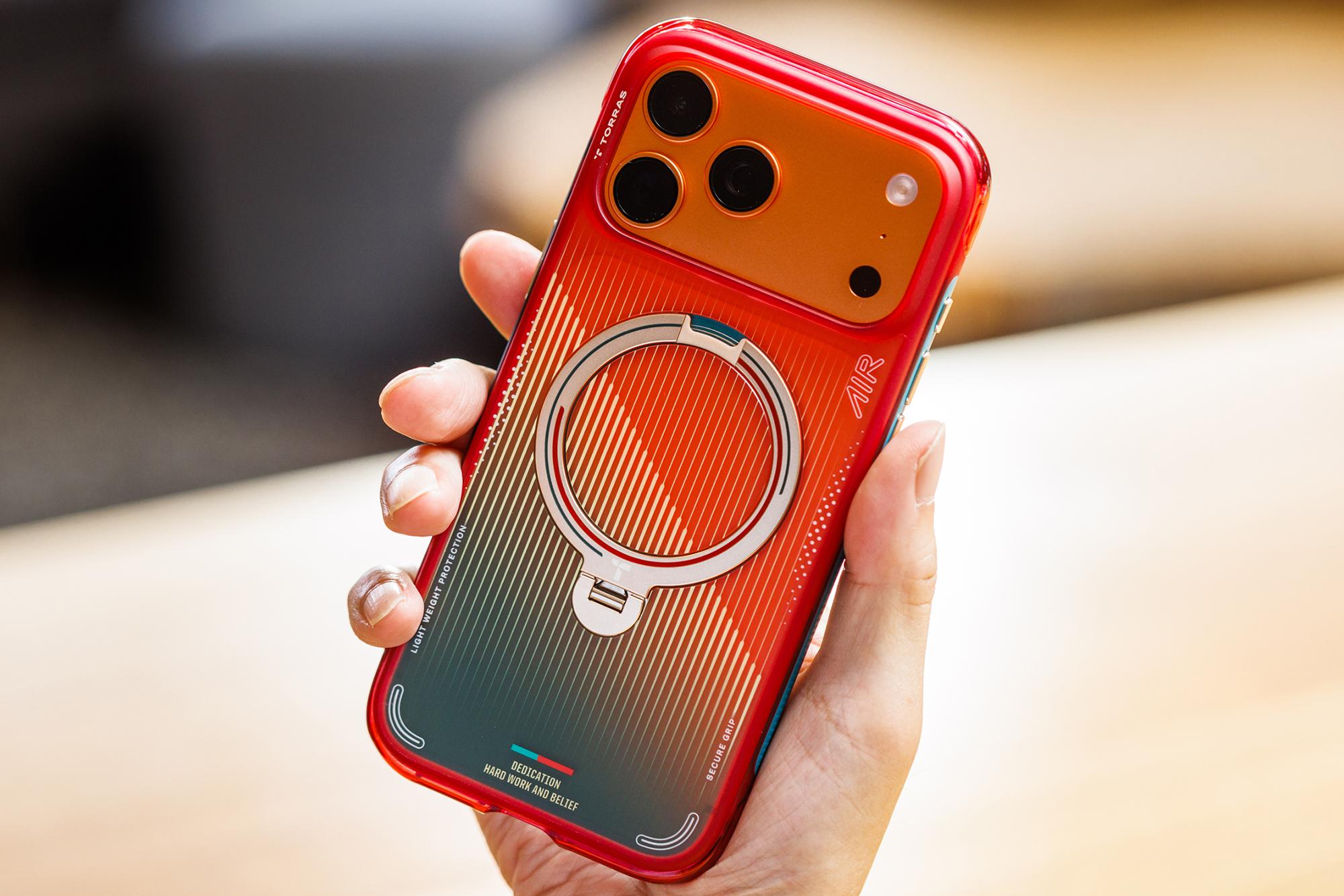 TORRAS iPhone 16 Pro ケース ポルトガルグローリーストライプ ポルトガル代表コラボ」の絶妙さ。サッカー好きは⾒逃せないTORRASの