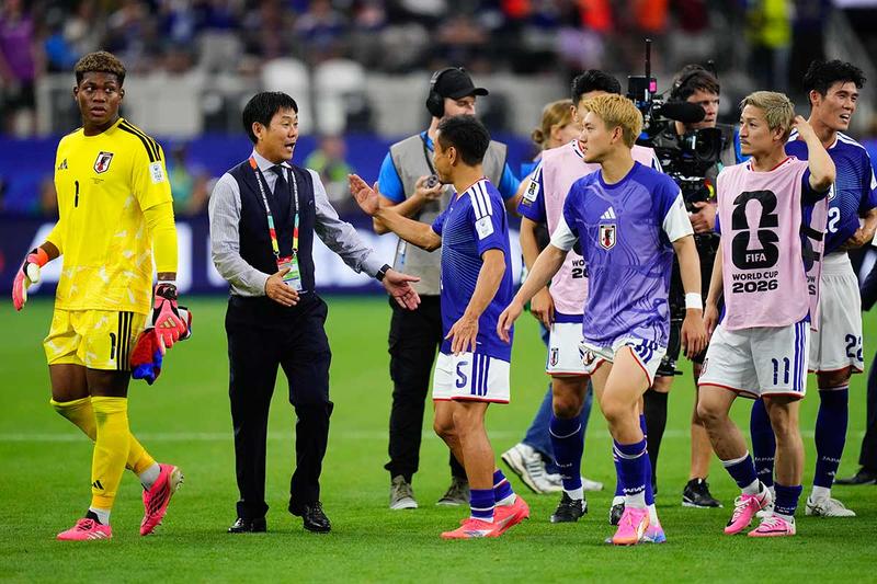 サッカーワールドカップ北中米大会グループリーグ、日本対オランダ戦の一幕。