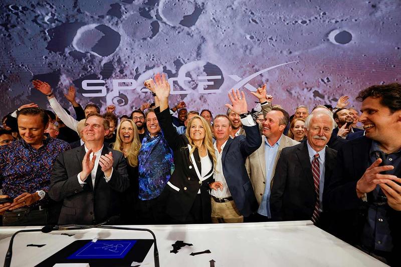スペースX(SpaceX)は6月12日に新規株式公開(IPO)を果たした。米ナスダック(NASDAQ)マーケットサイトで開催されたセレモニーで歓喜に沸く幹部陣。