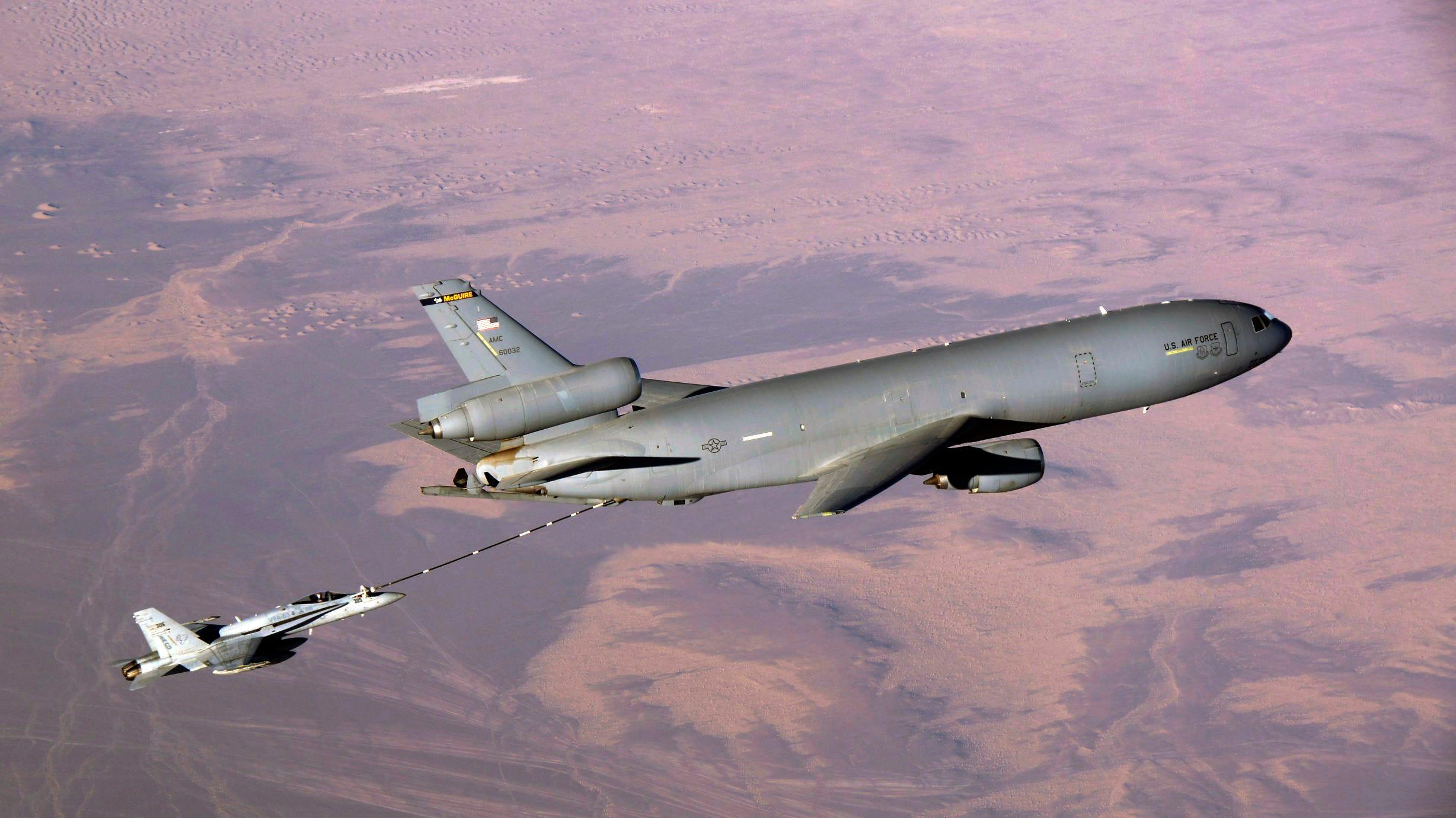 米軍の空中給油機「KC-10Aエクステンダー」の内部を見てみよう