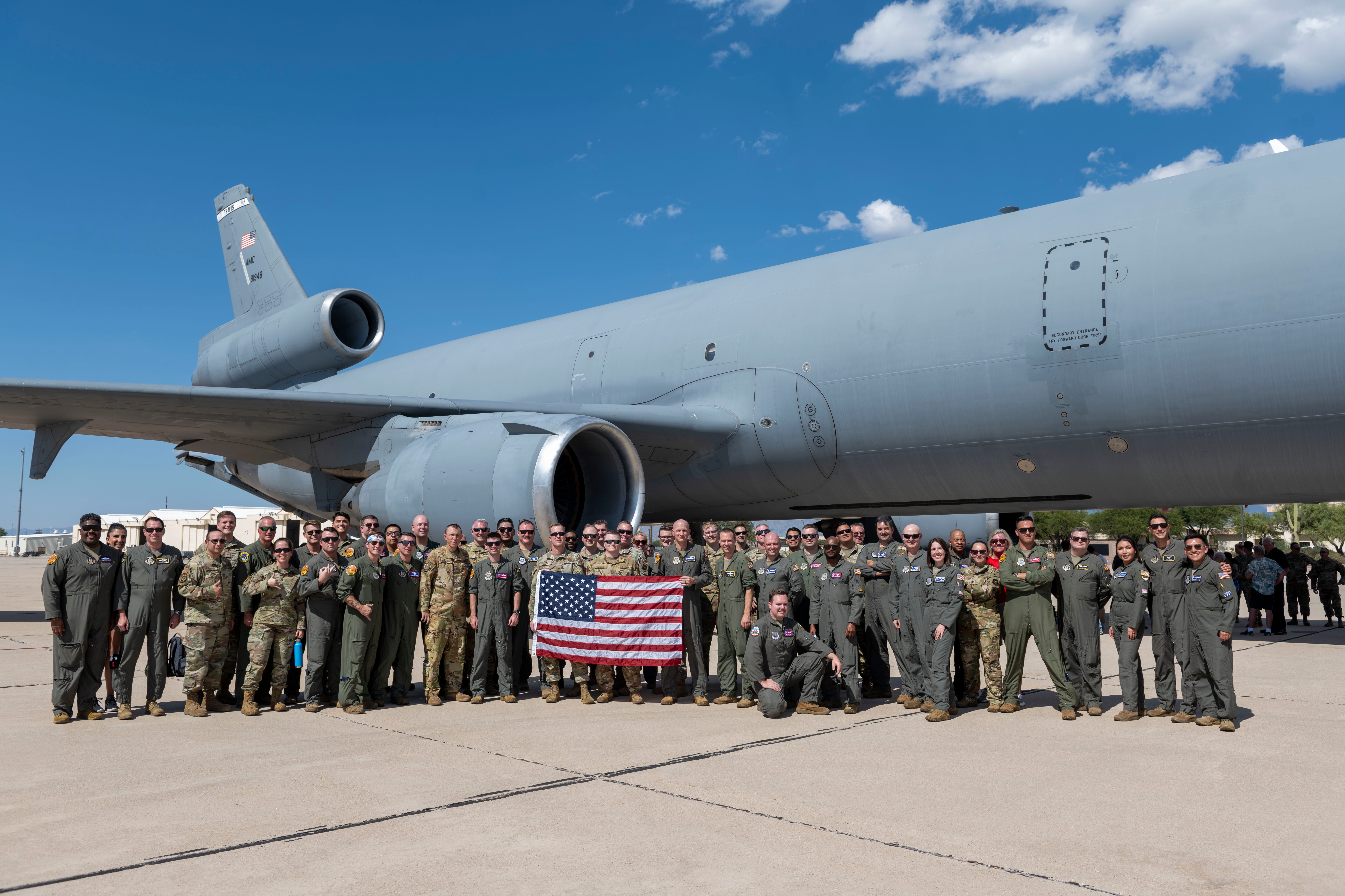 米軍の空中給油機「KC-10Aエクステンダー」の内部を見てみよう